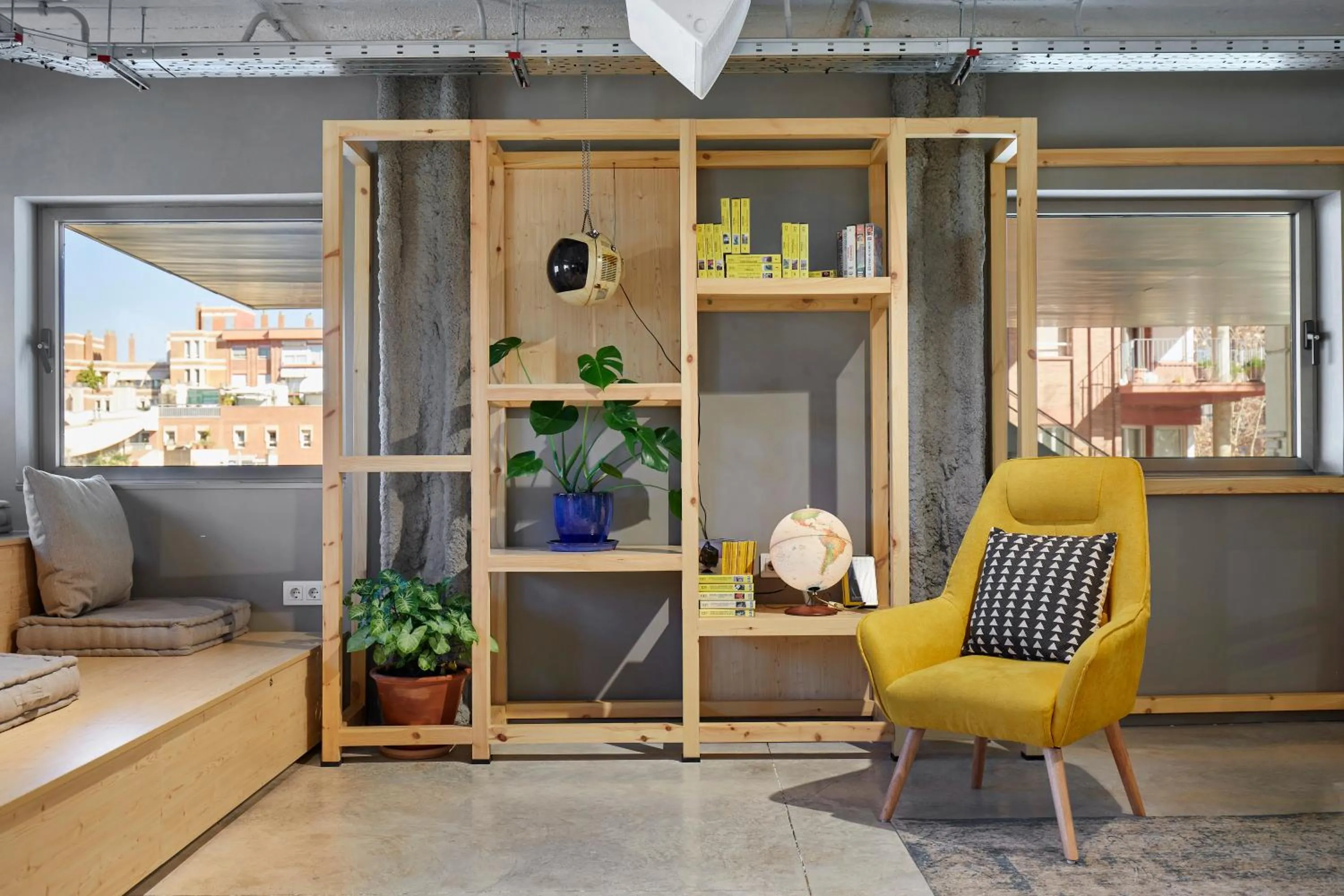 Communal lounge/ TV room in Unite Hostel Barcelona