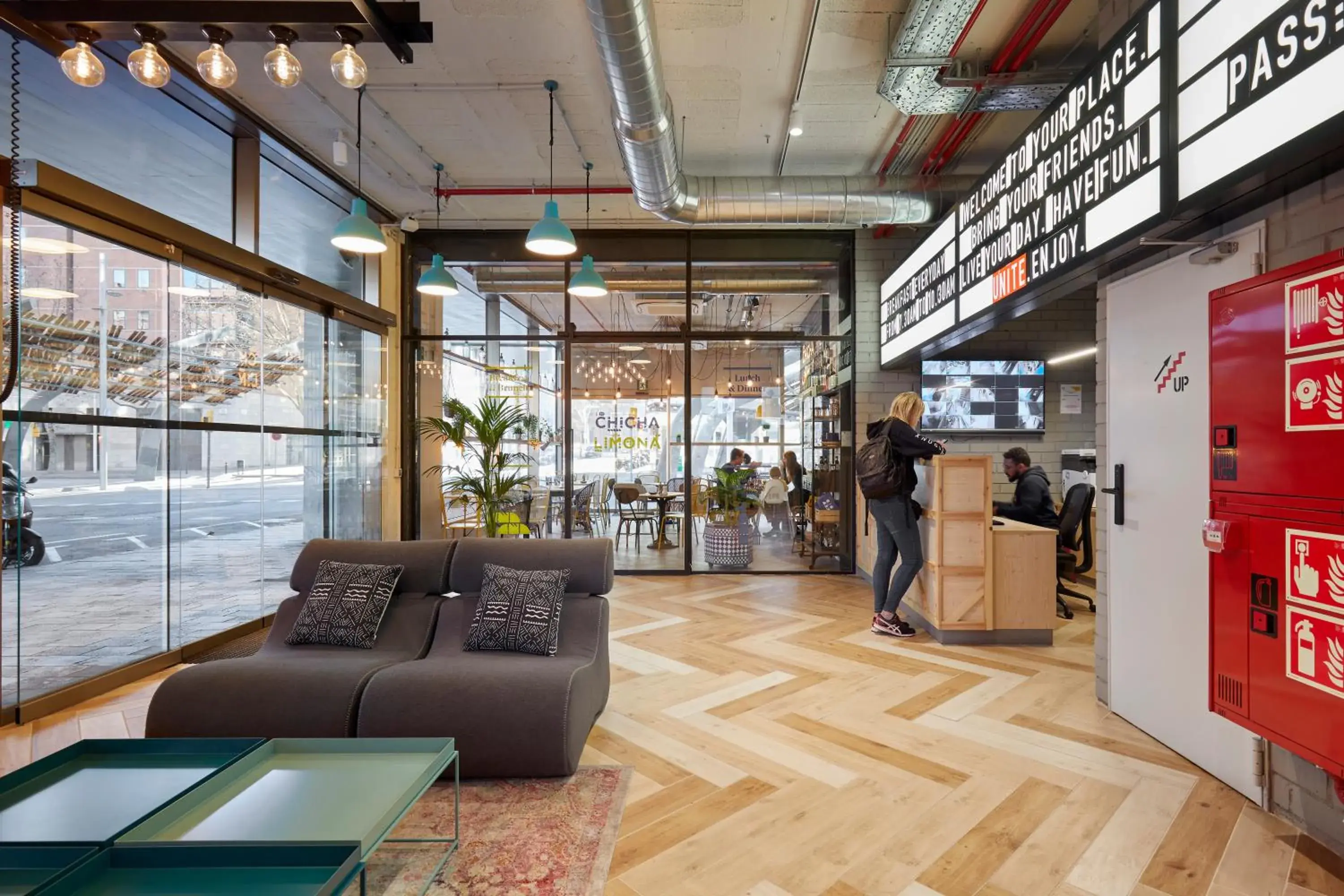 Living room in Unite Hostel Barcelona Living room in Unite Hostel Barcelona