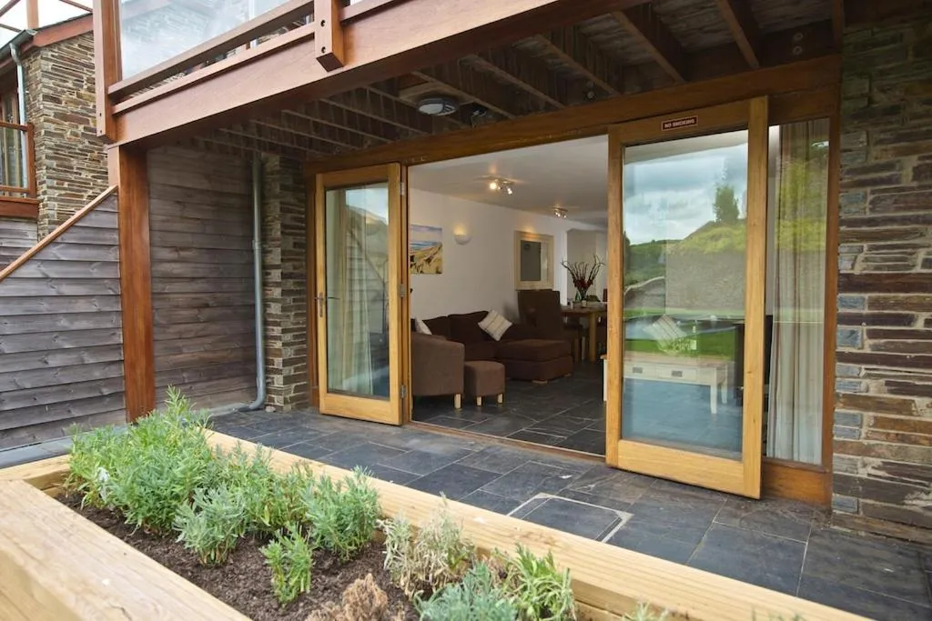 Property building in Dartmouth Green Lodges