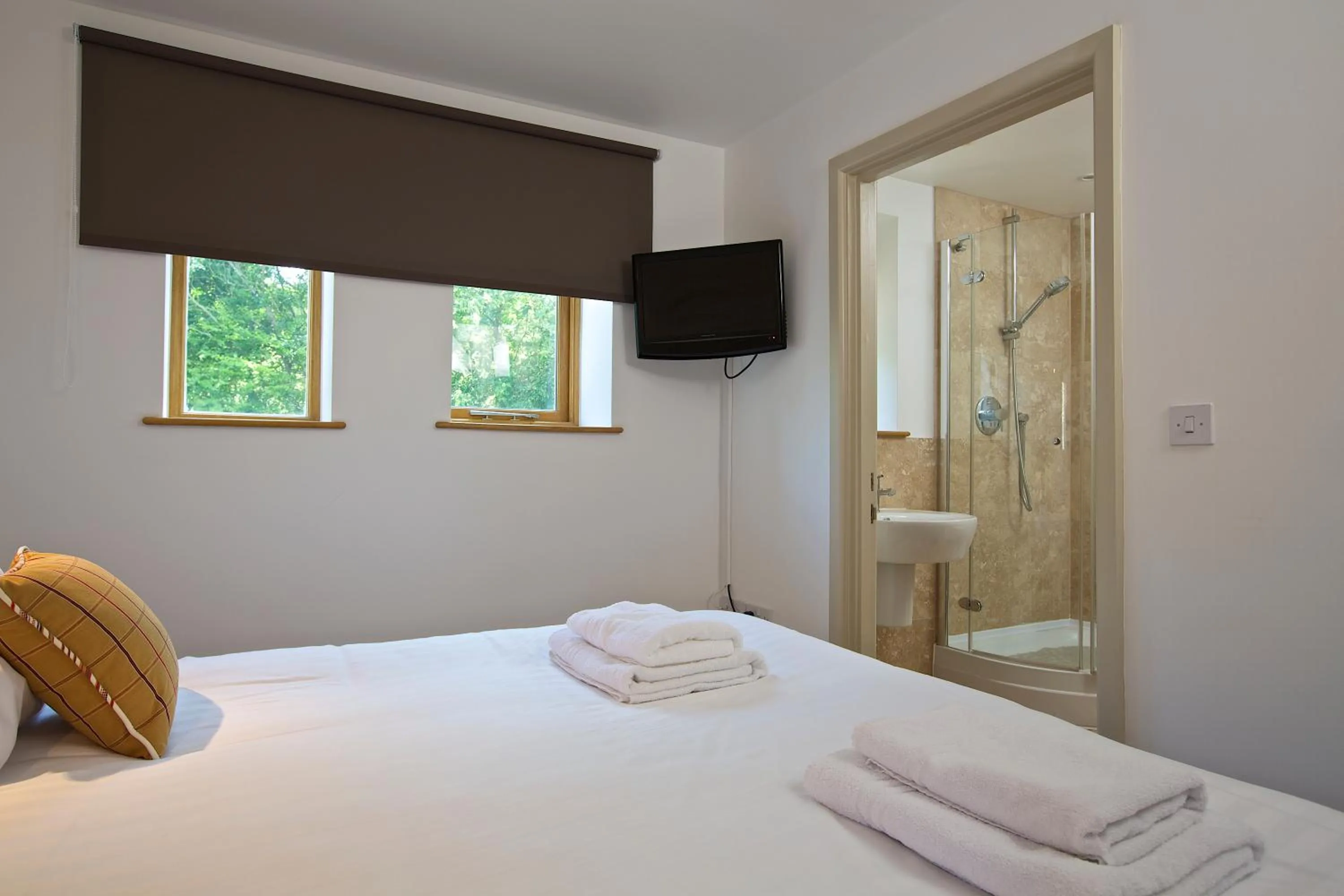 Bedroom, Bed in Dartmouth Green Lodges
