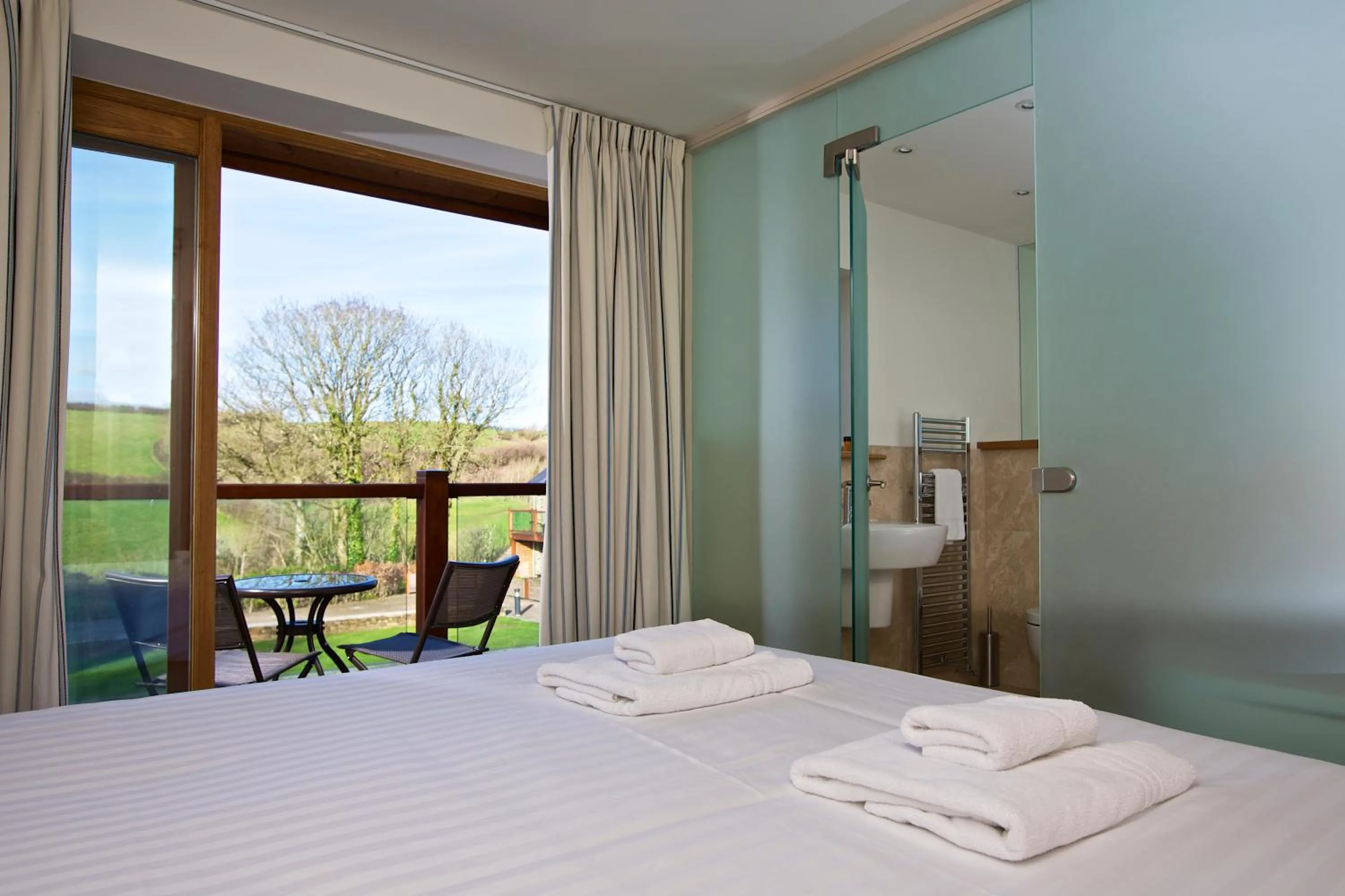 Bedroom, Bed in Dartmouth Green Lodges