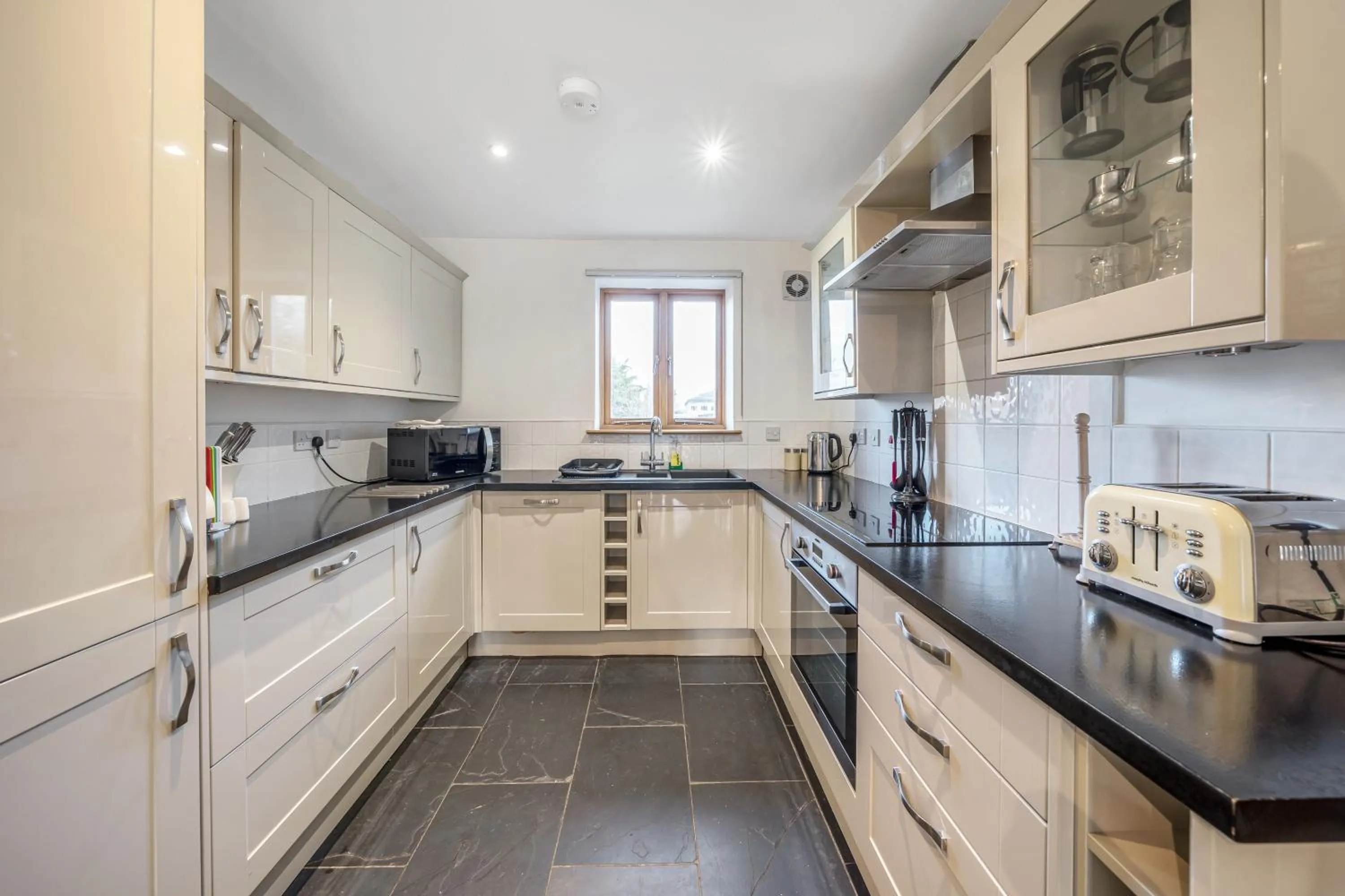 Kitchen or kitchenette in Dartmouth Green Lodges