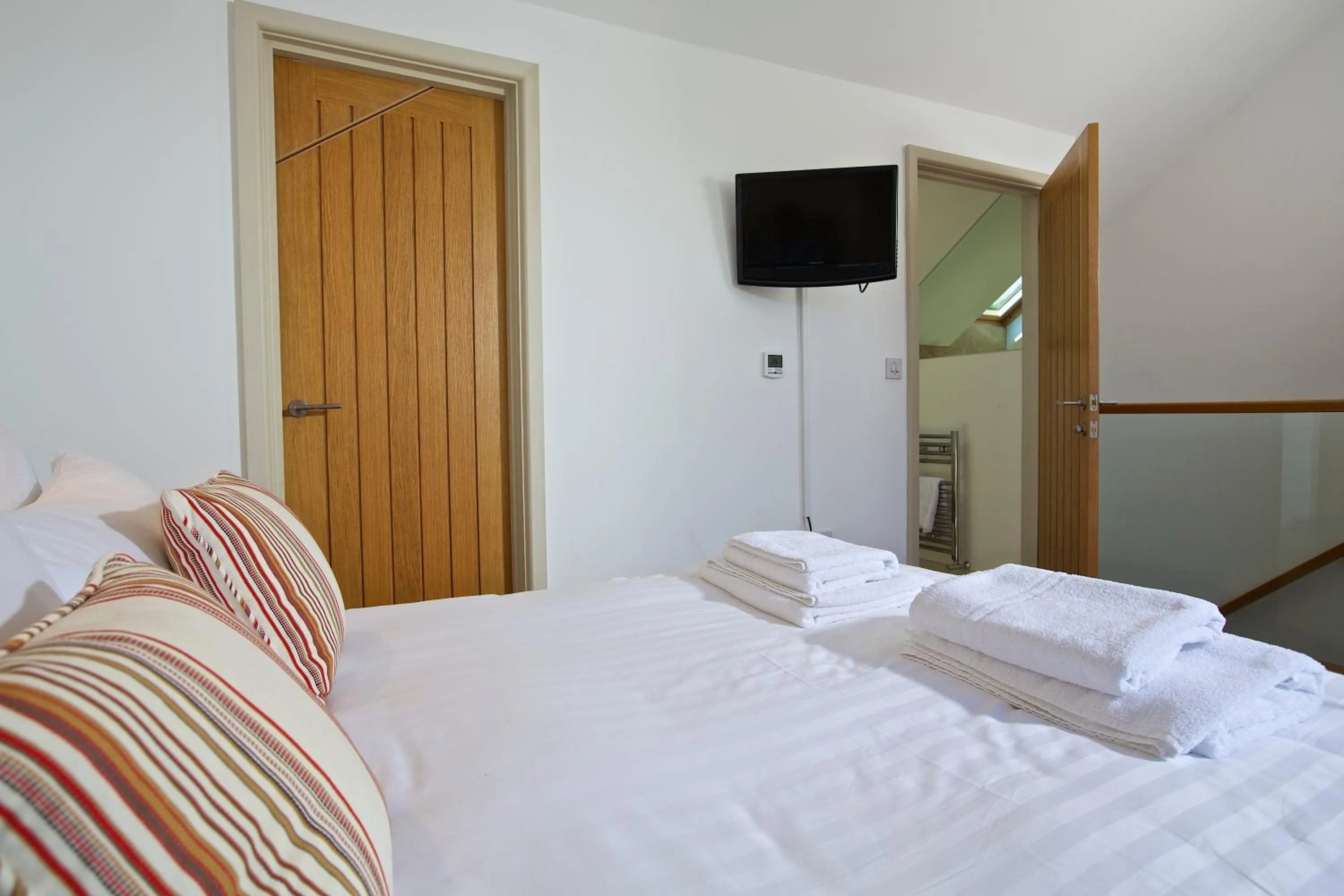 Bedroom, Bed in Dartmouth Green Lodges