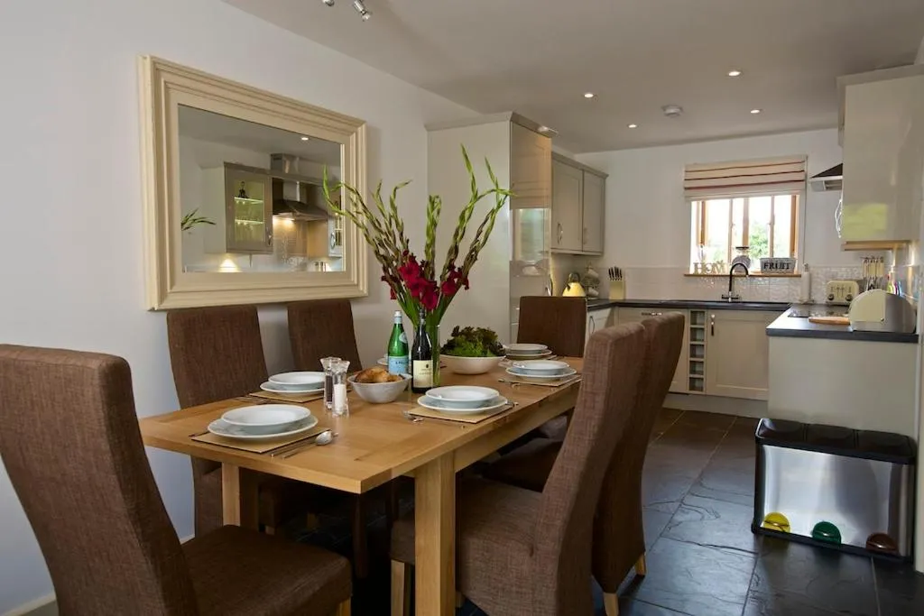 Kitchen or kitchenette in Dartmouth Green Lodges