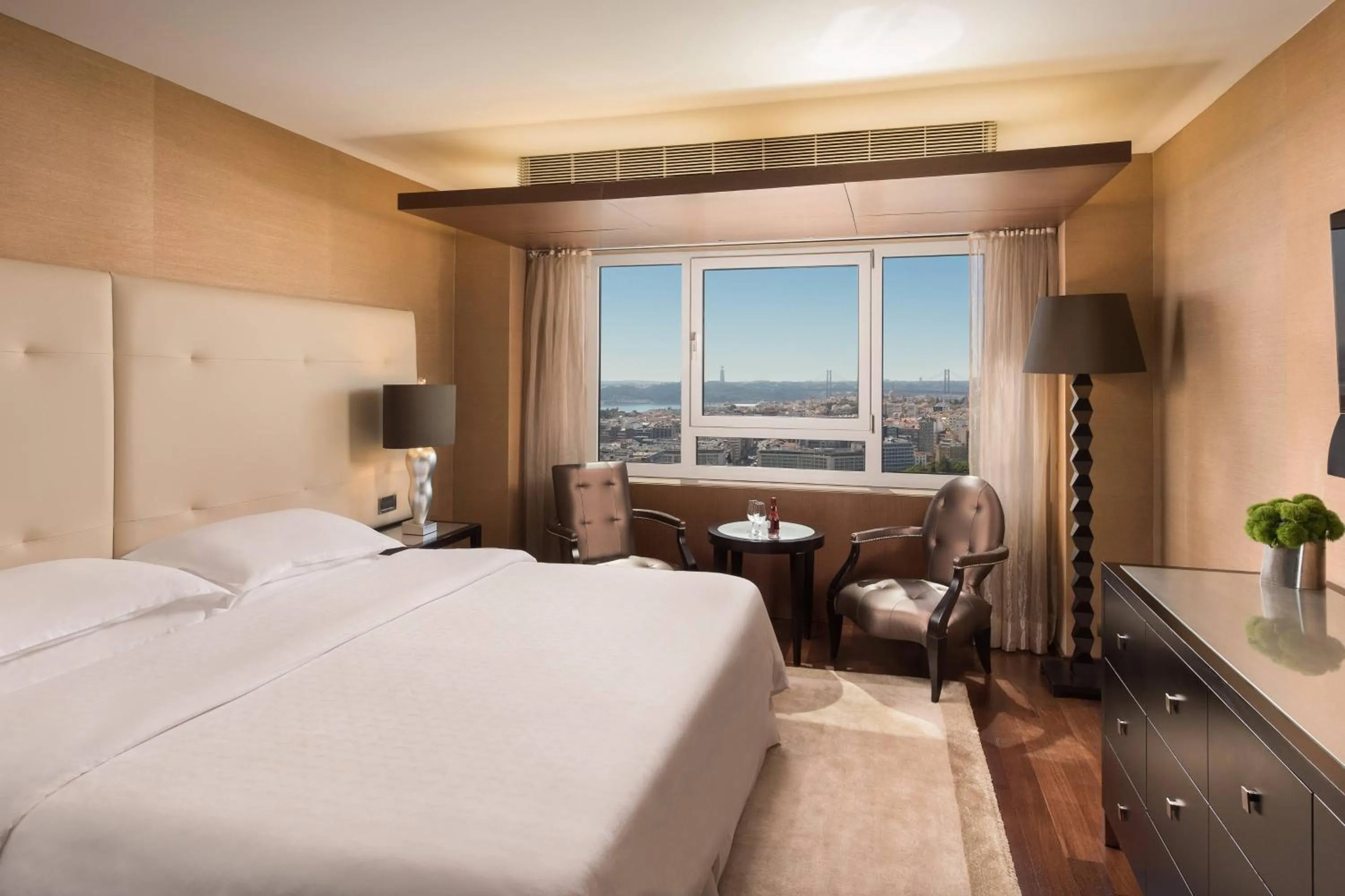 Photo of the whole room, Bed in Sheraton Lisboa Hotel & Spa