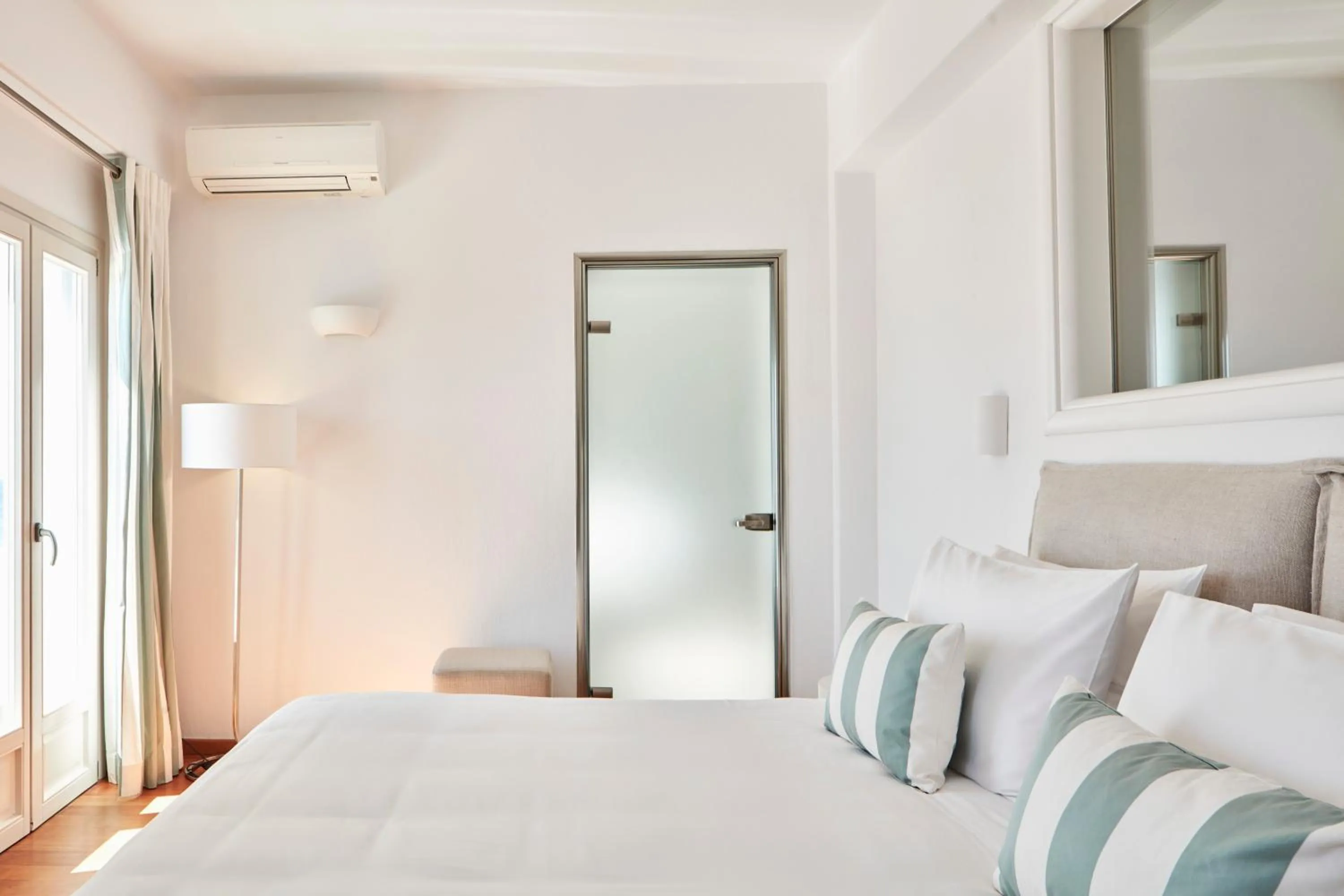 Coffee/tea facilities, Bed in DeLight Boutique Hotel - Small Luxury Hotels of the World