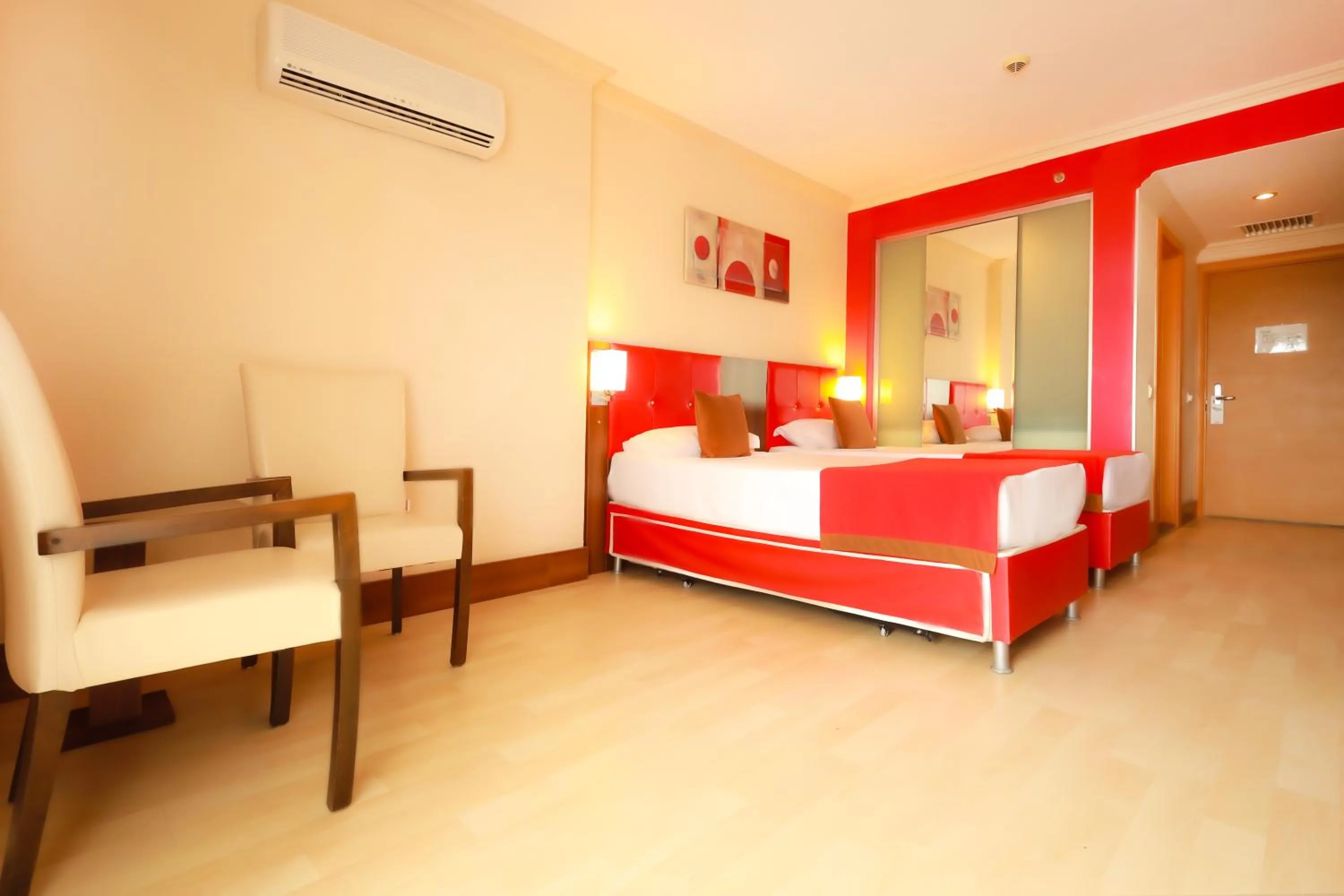 Photo of the whole room, Bed in Side Kum Hotel