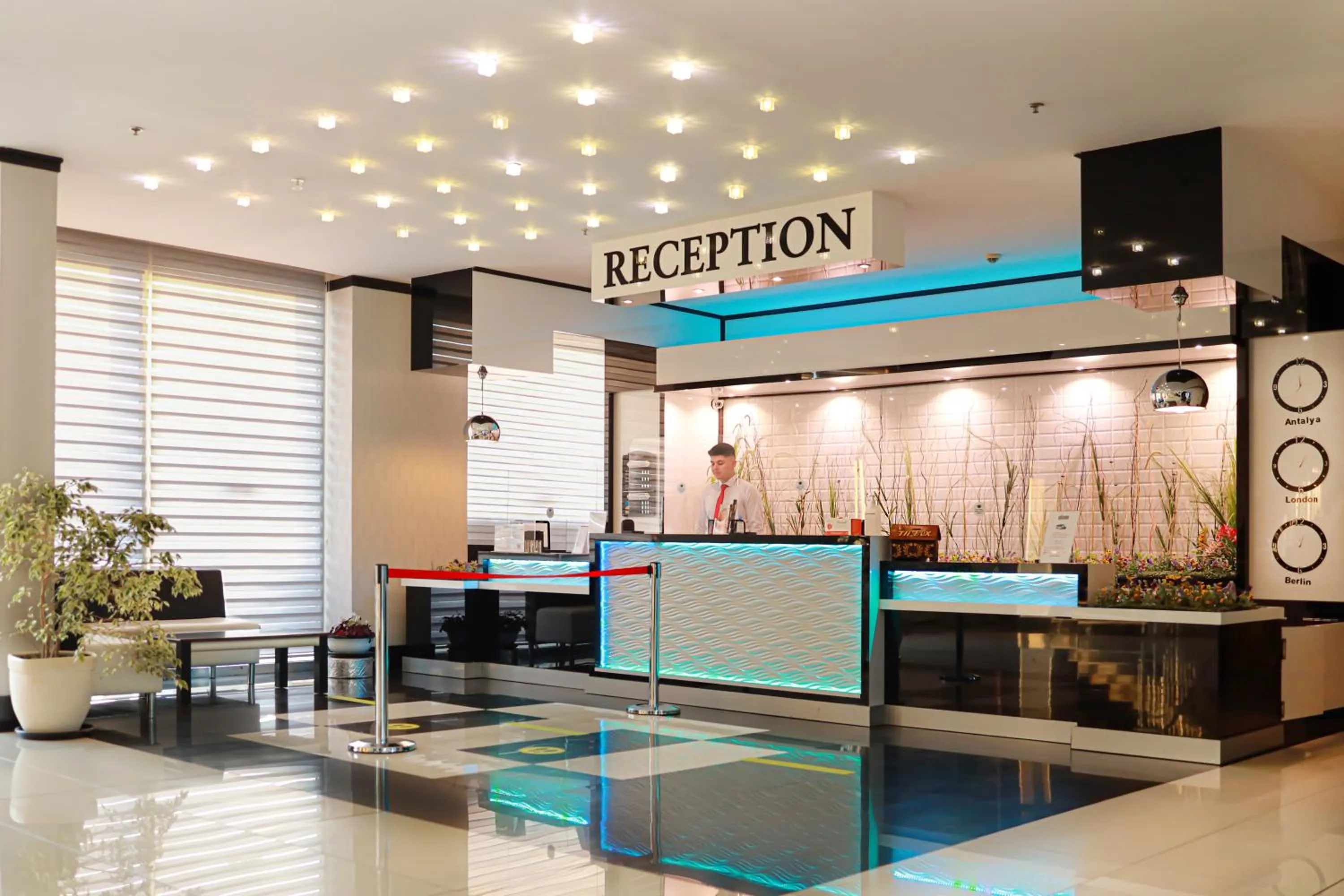 Lobby or reception in Side Kum Hotel