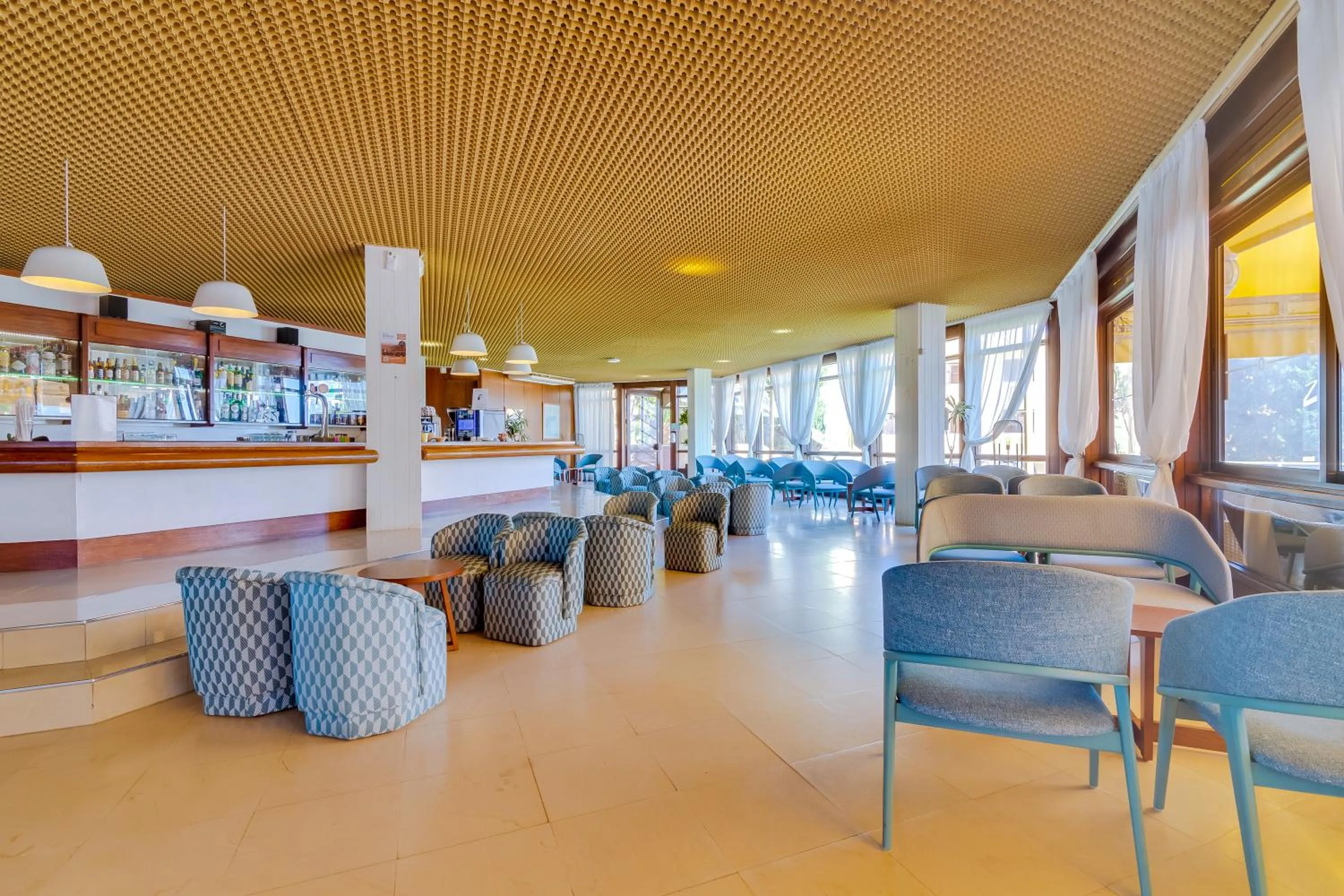 Lounge or bar in Auramar Beach Resort