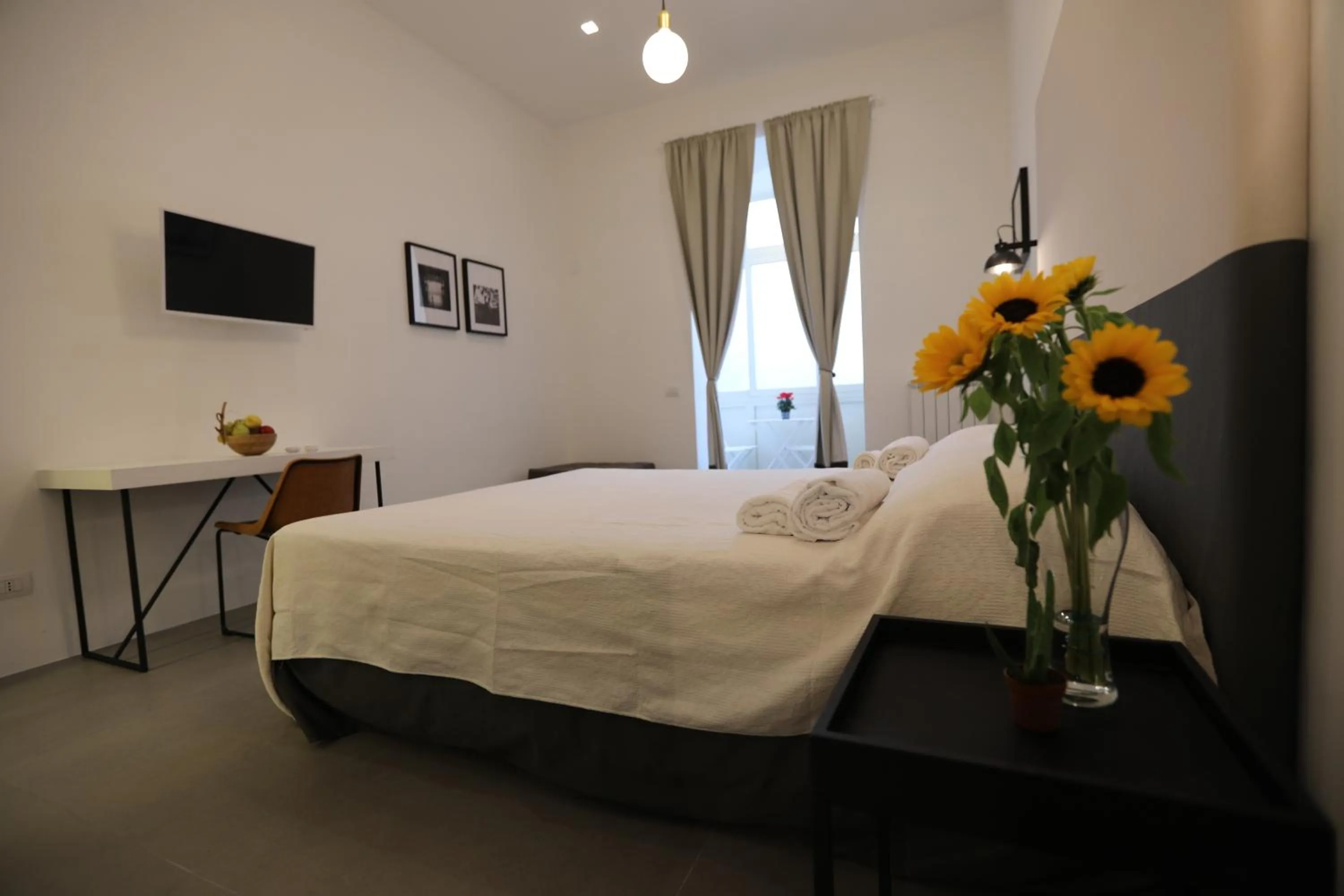 Photo of the whole room, Bed in The Station Napoli