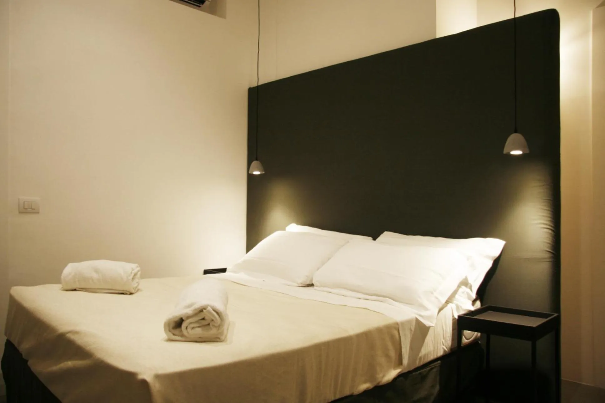 Photo of the whole room, Bed in The Station Napoli