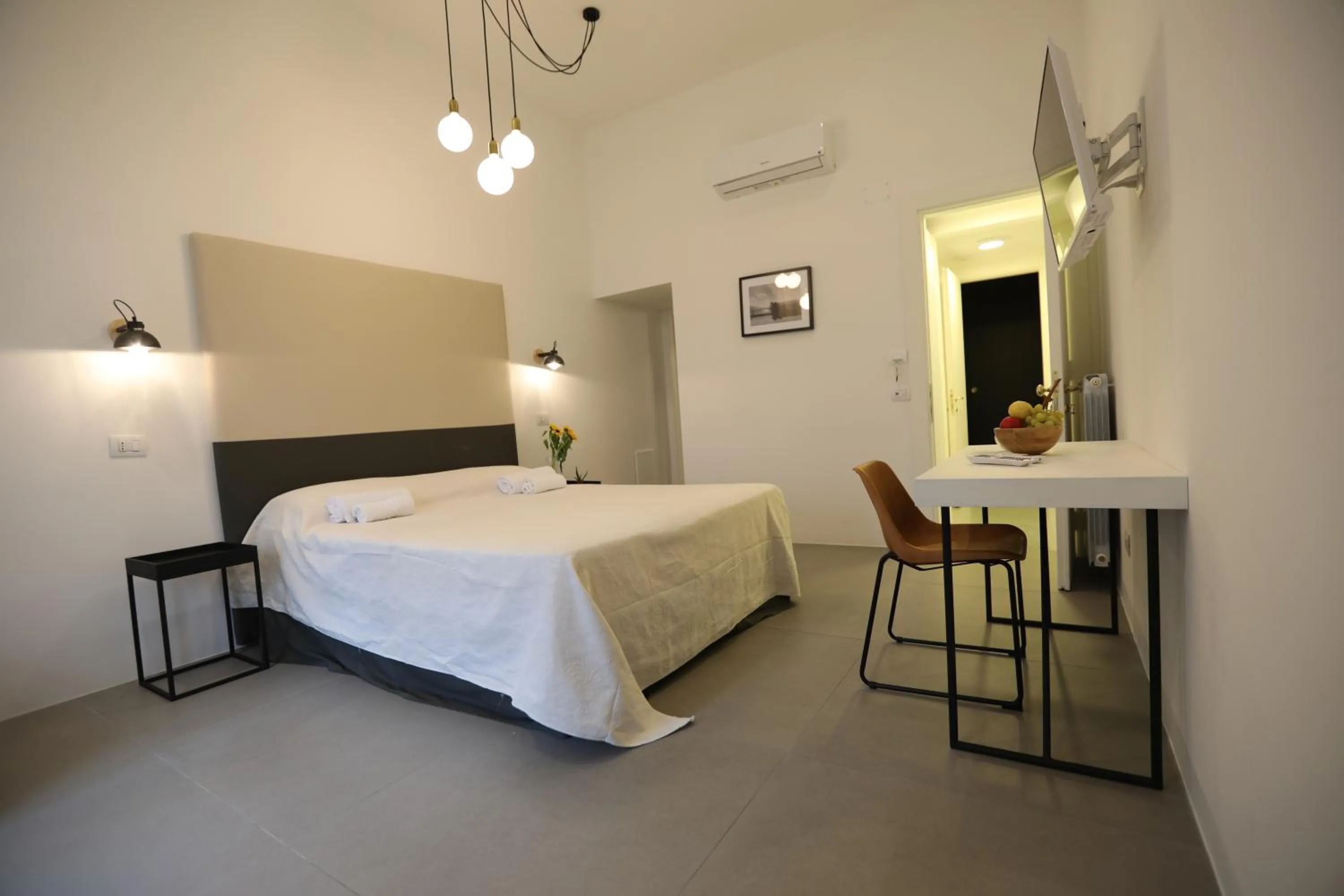 Photo of the whole room, Bed in The Station Napoli