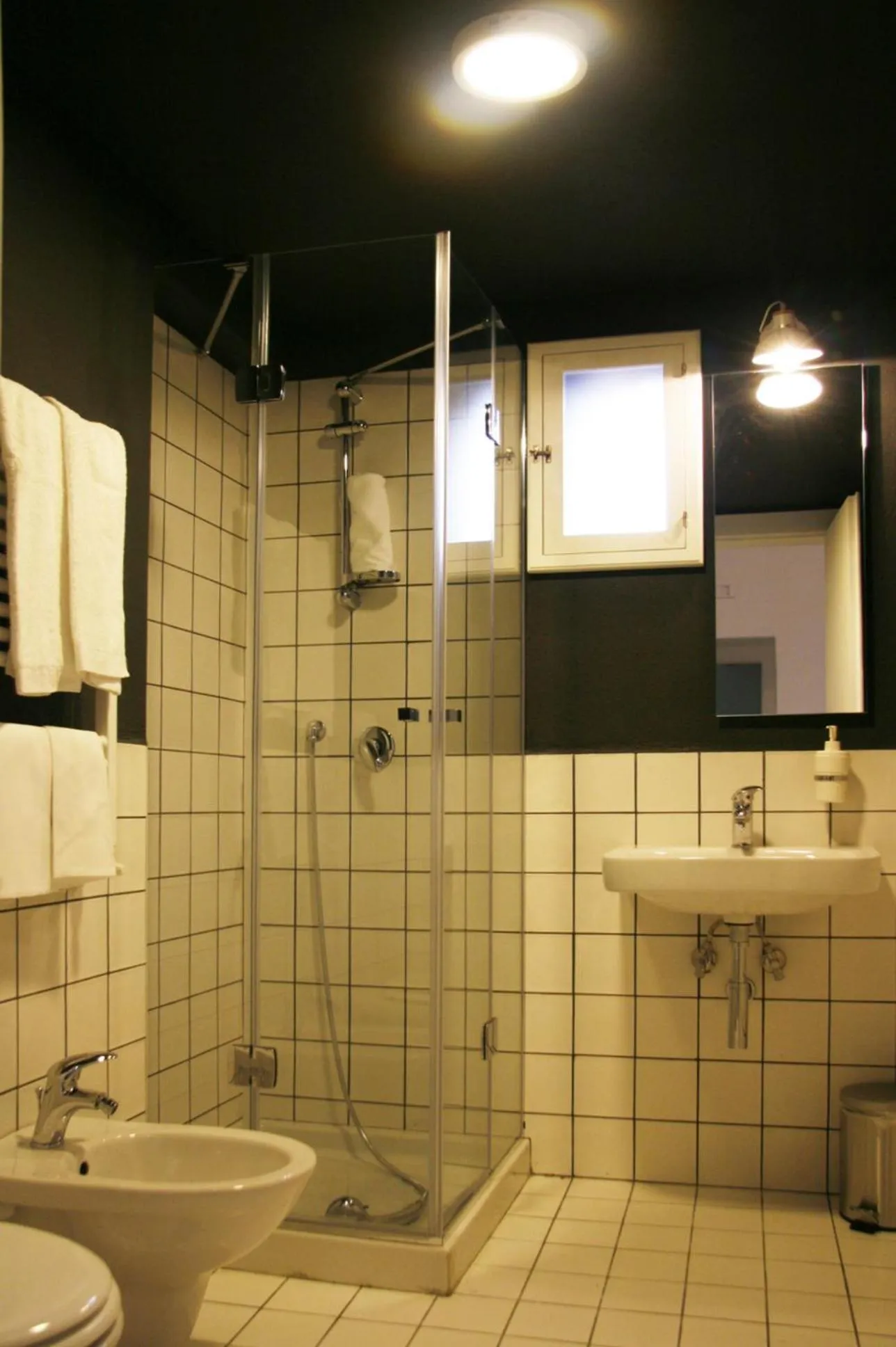 Shower in The Station Napoli