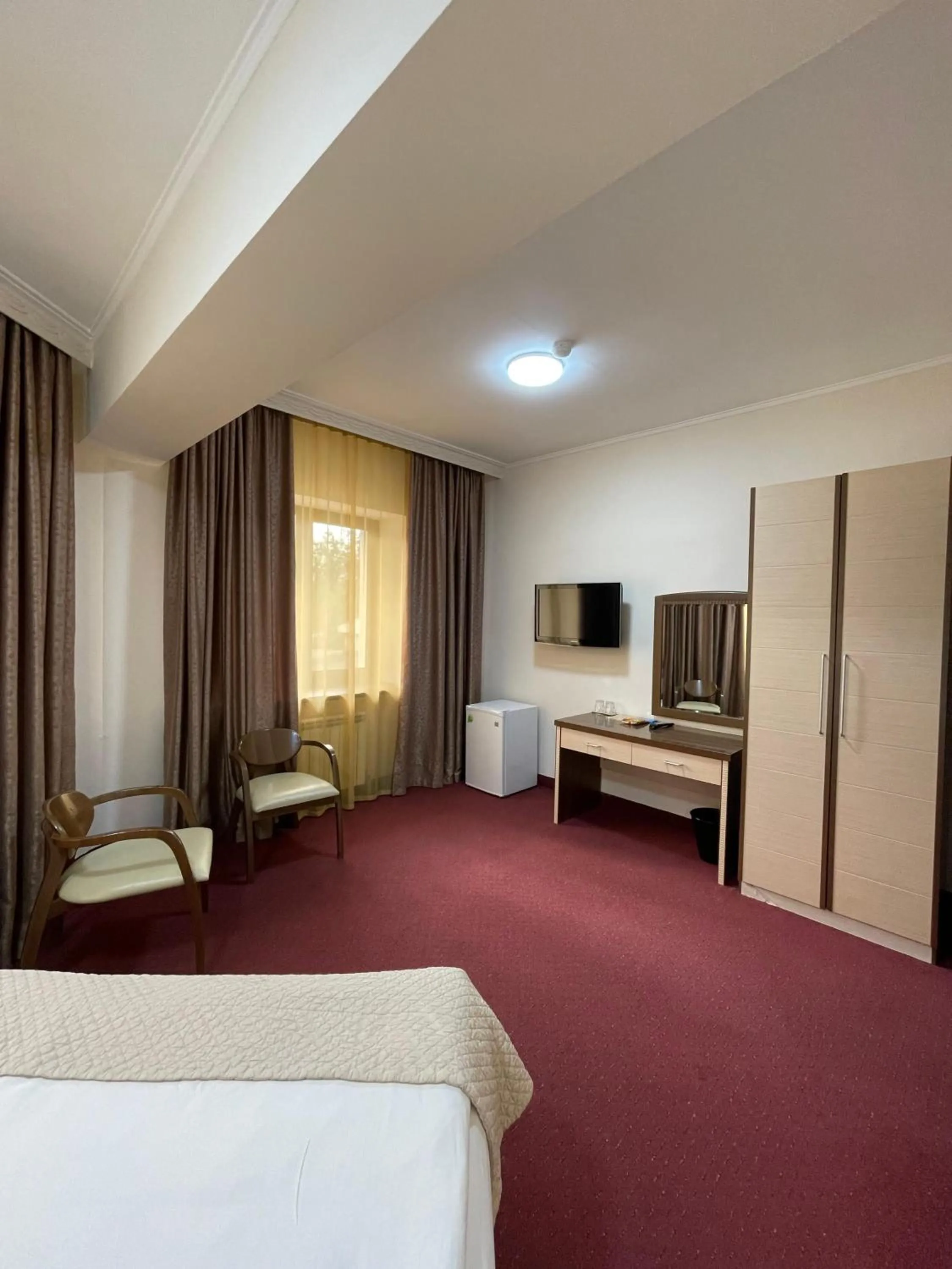 Photo of the whole room, Bed in Alma