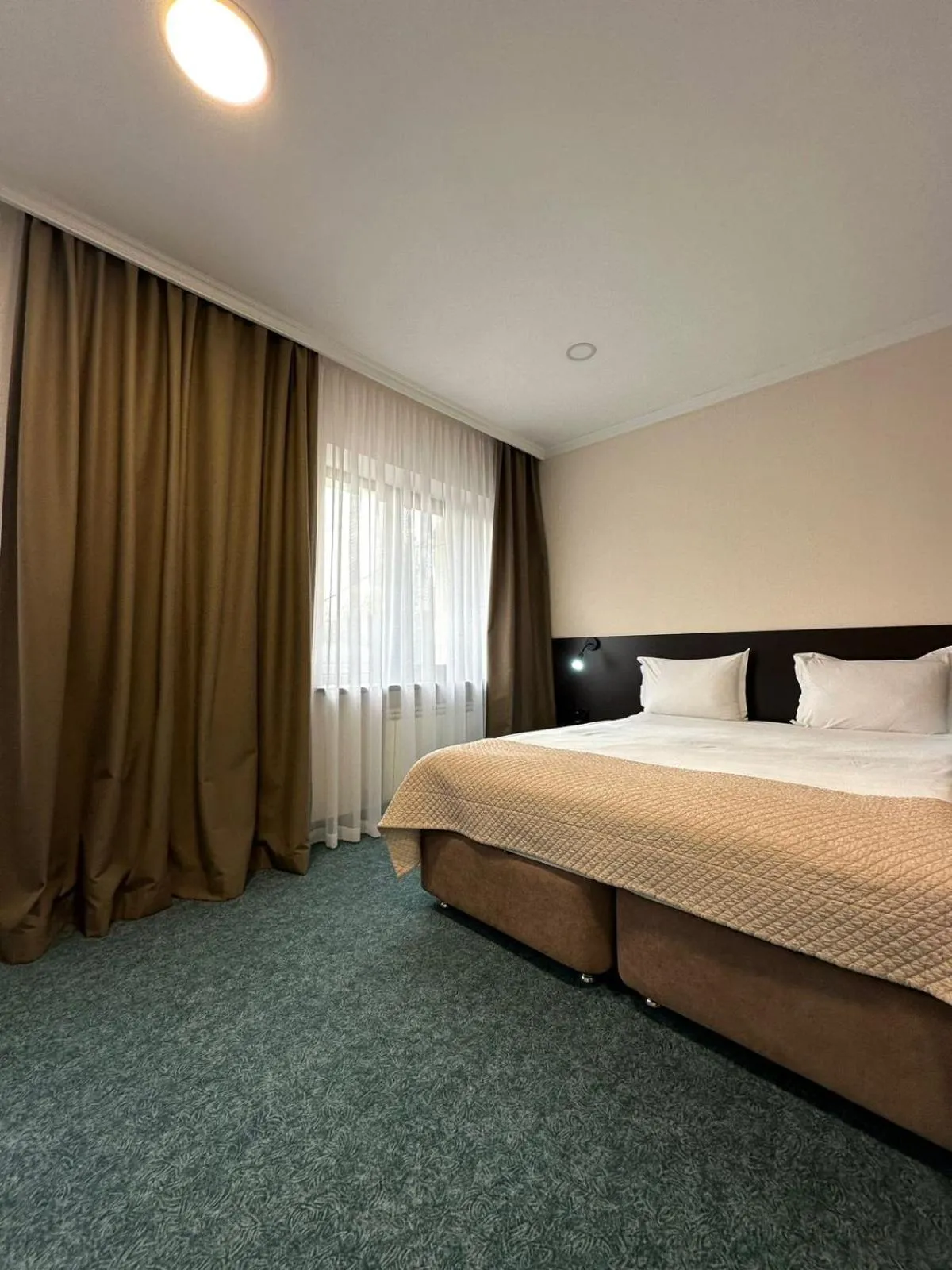 Photo of the whole room, Bed in Alma