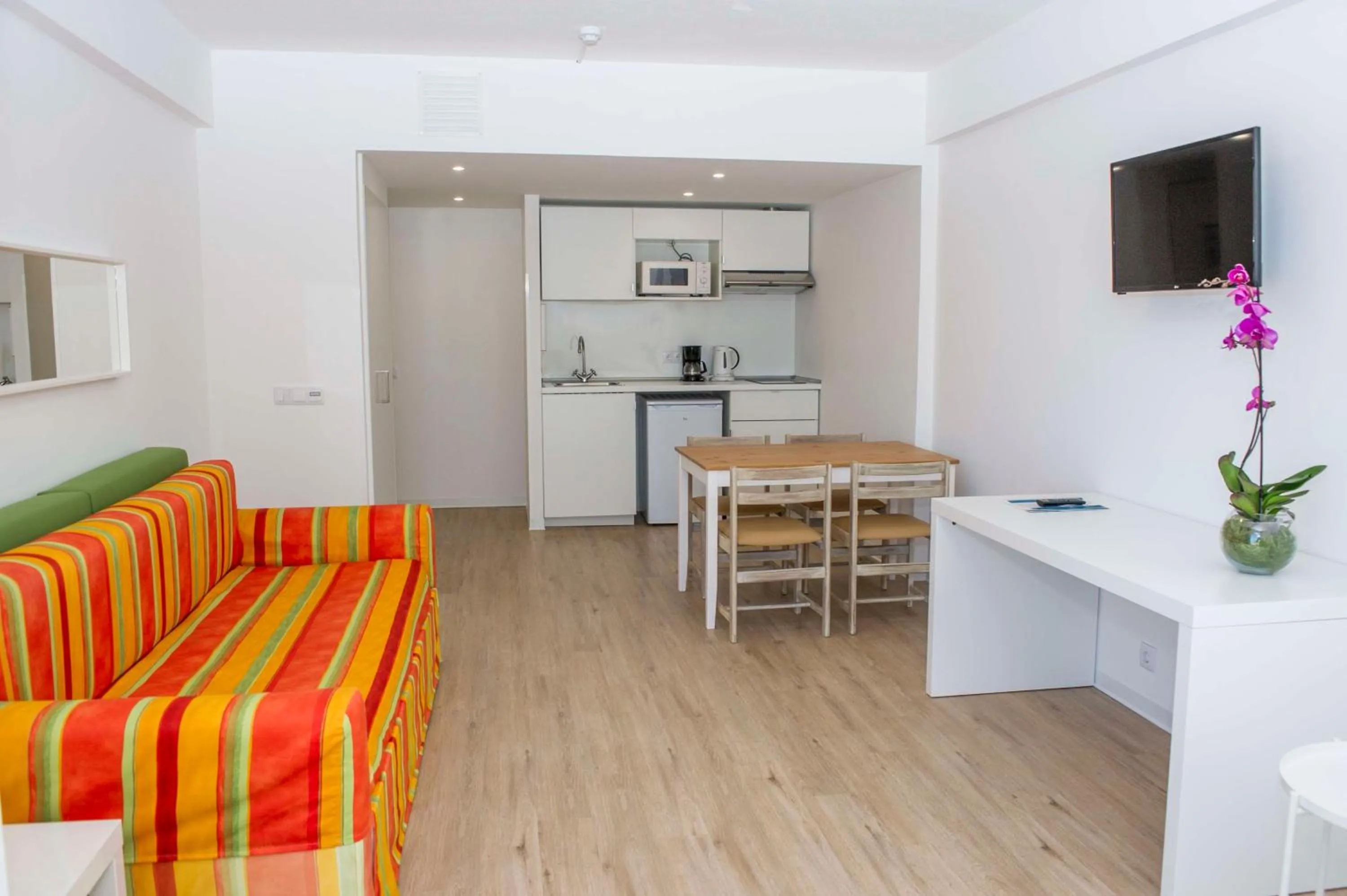 Kitchen or kitchenette in Florasol Residence Hotel - Dorisol hotels