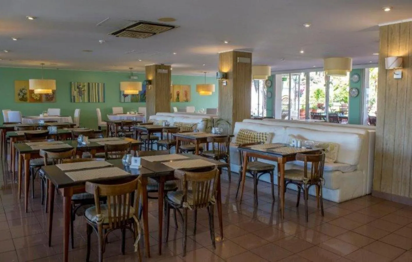 Dining area in Florasol Residence Hotel - Dorisol hotels