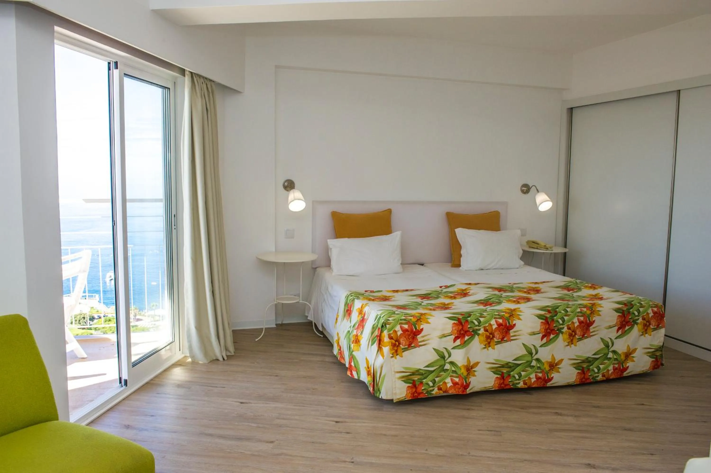 Balcony/Terrace, Bed in Florasol Residence Hotel - Dorisol hotels
