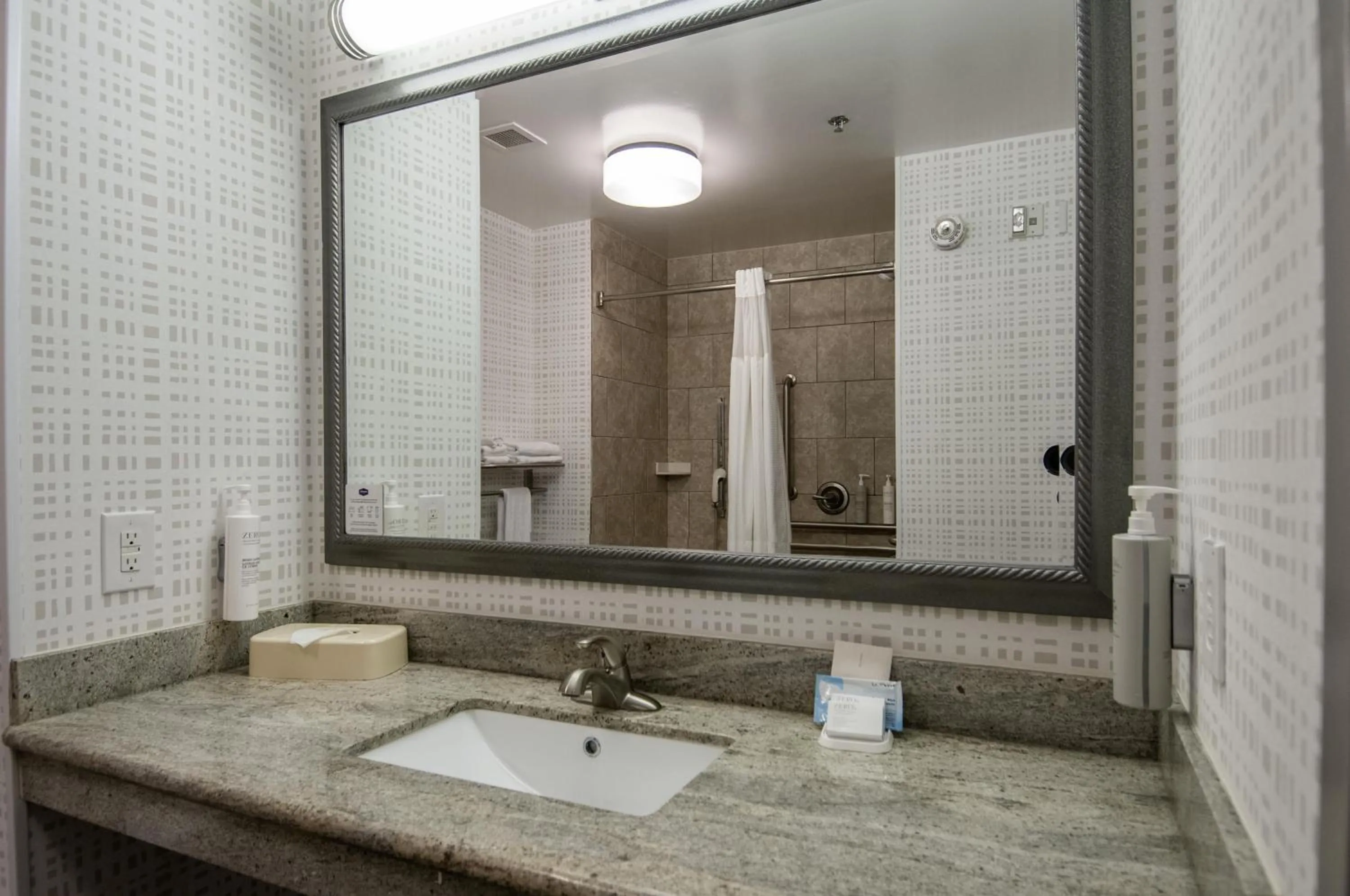 Bathroom in Hampton Inn West Monroe