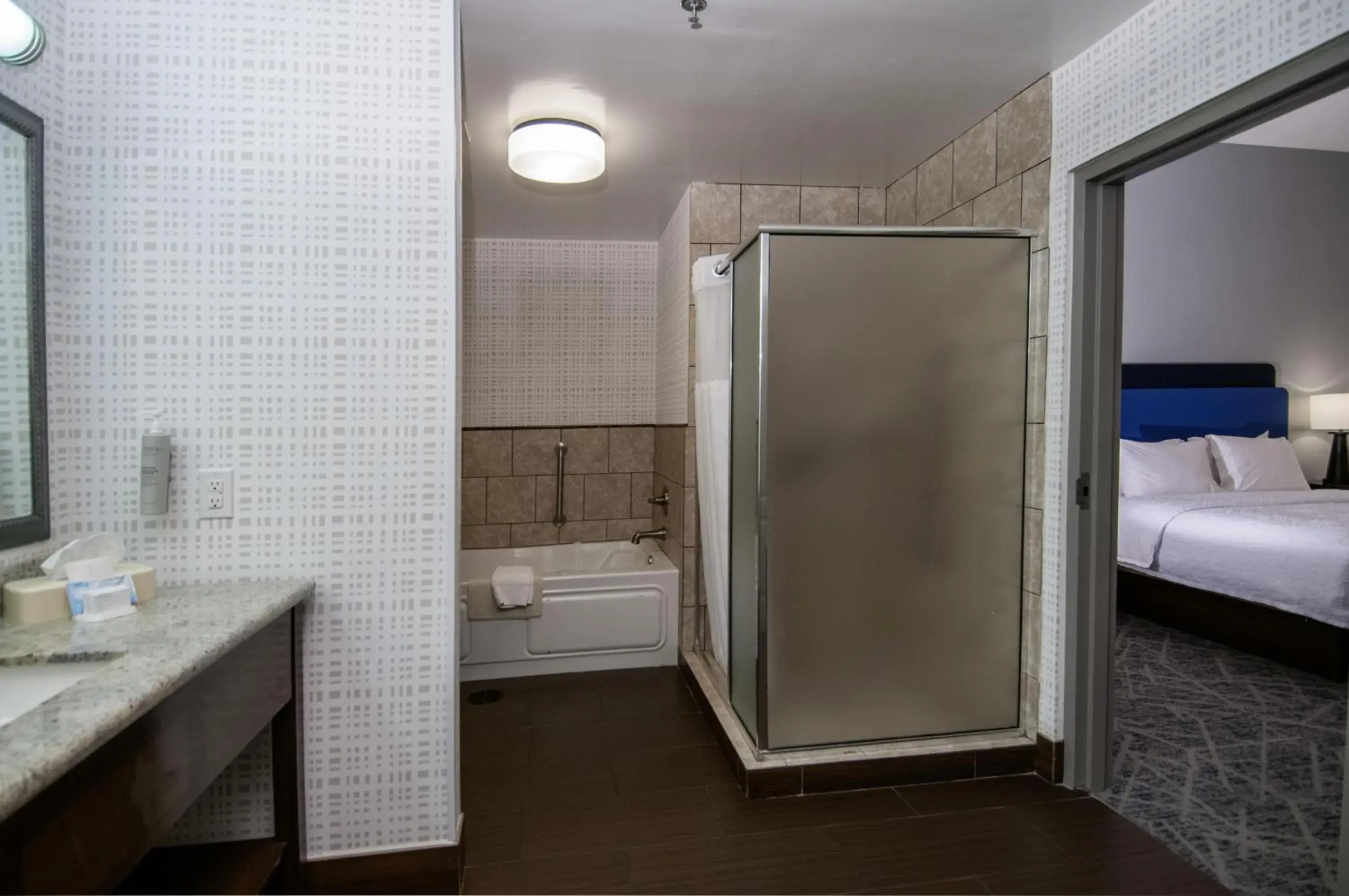 Bathroom, Bed in Hampton Inn West Monroe Bathroom, Bed in Hampton Inn West Monroe