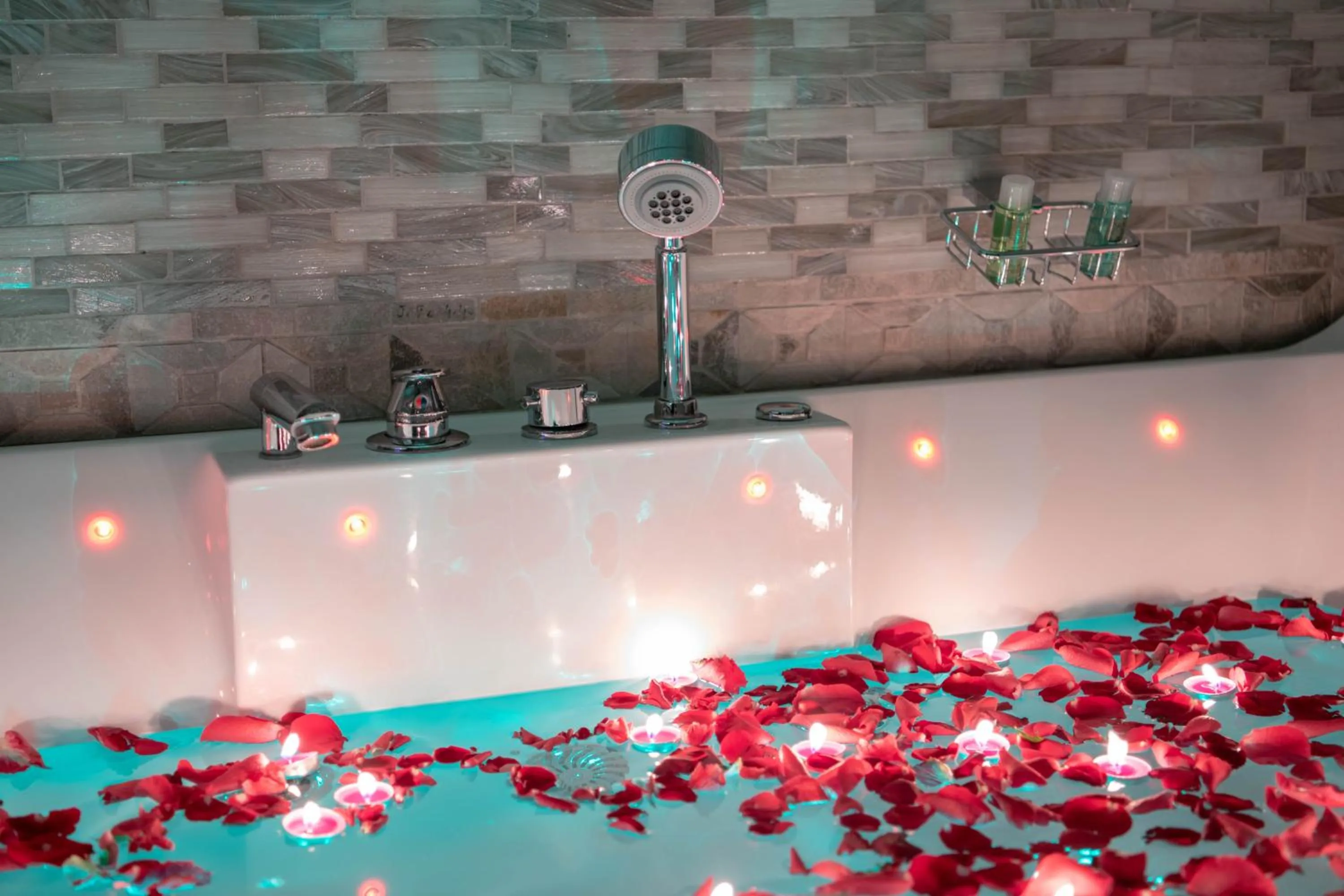 Hot Tub in Viola Hotel