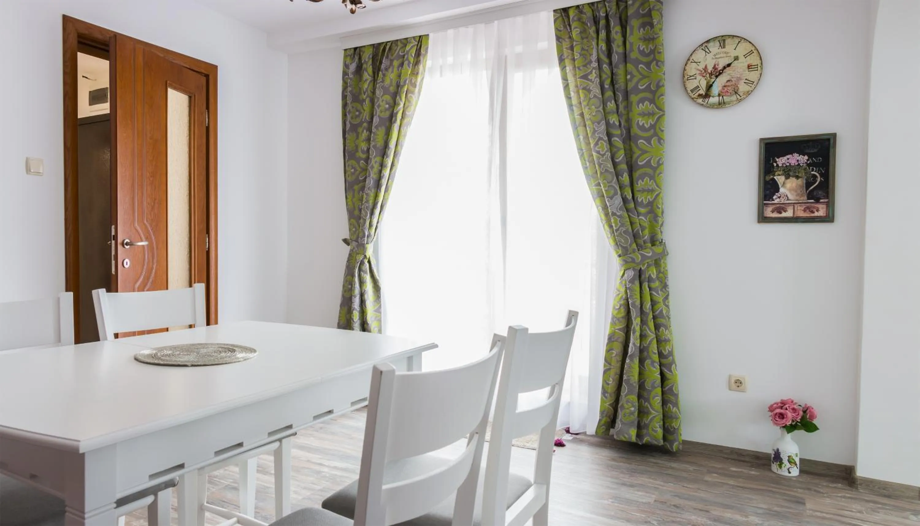 Dining area in Apartments Nasini by Flat Mаnager