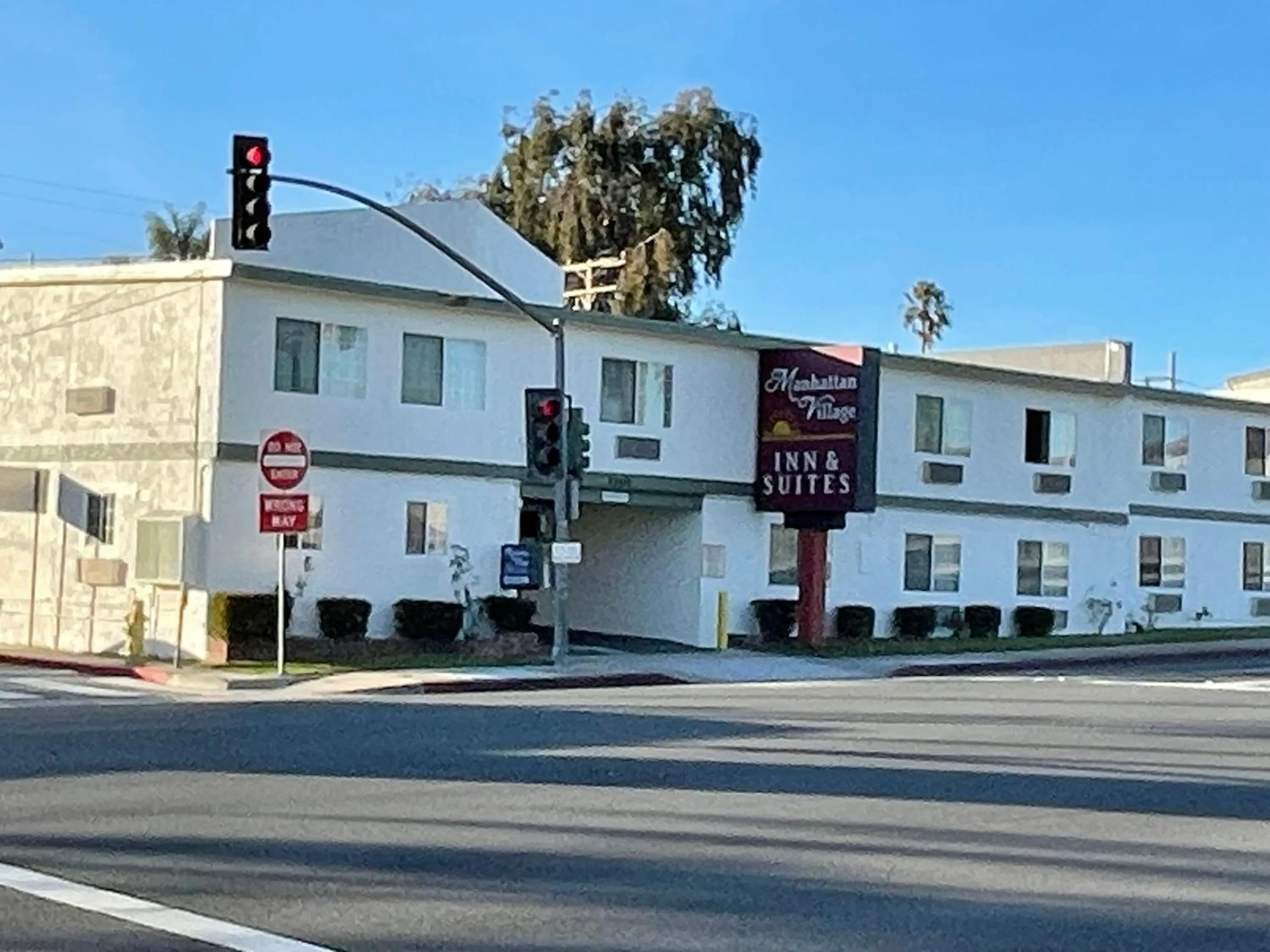 Manhattan Inn & Suites