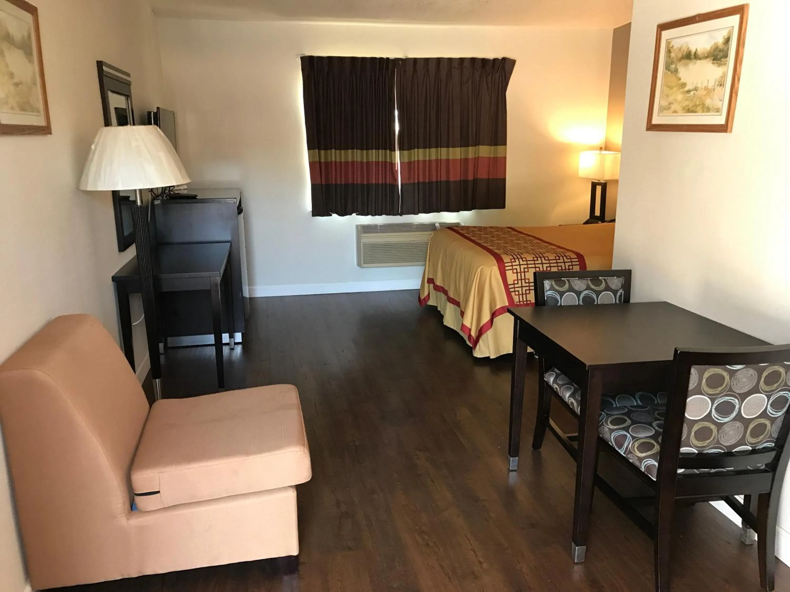 Manhattan Inn & Suites