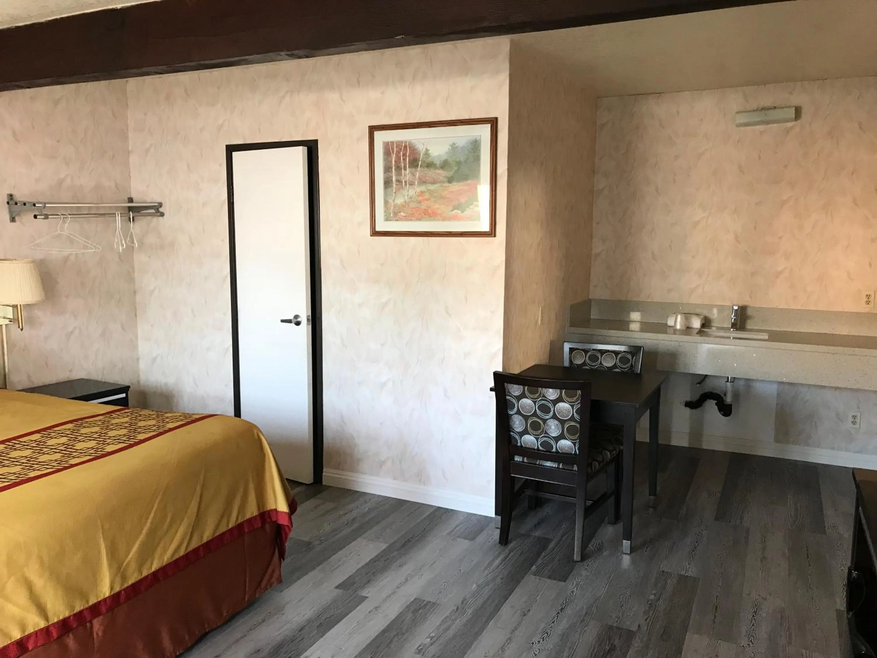 Bed in Manhattan Inn & Suites