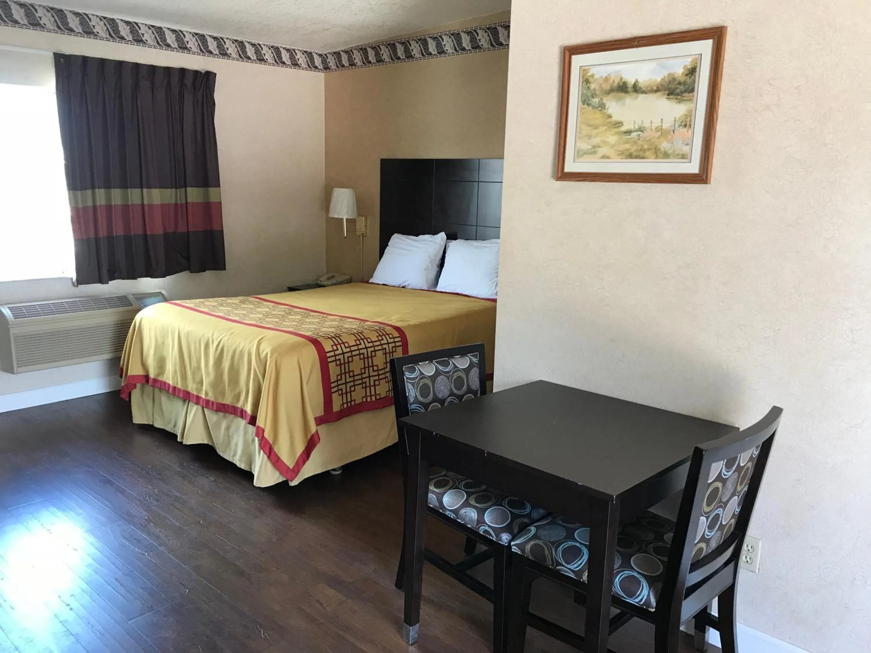 Bed in Manhattan Inn & Suites