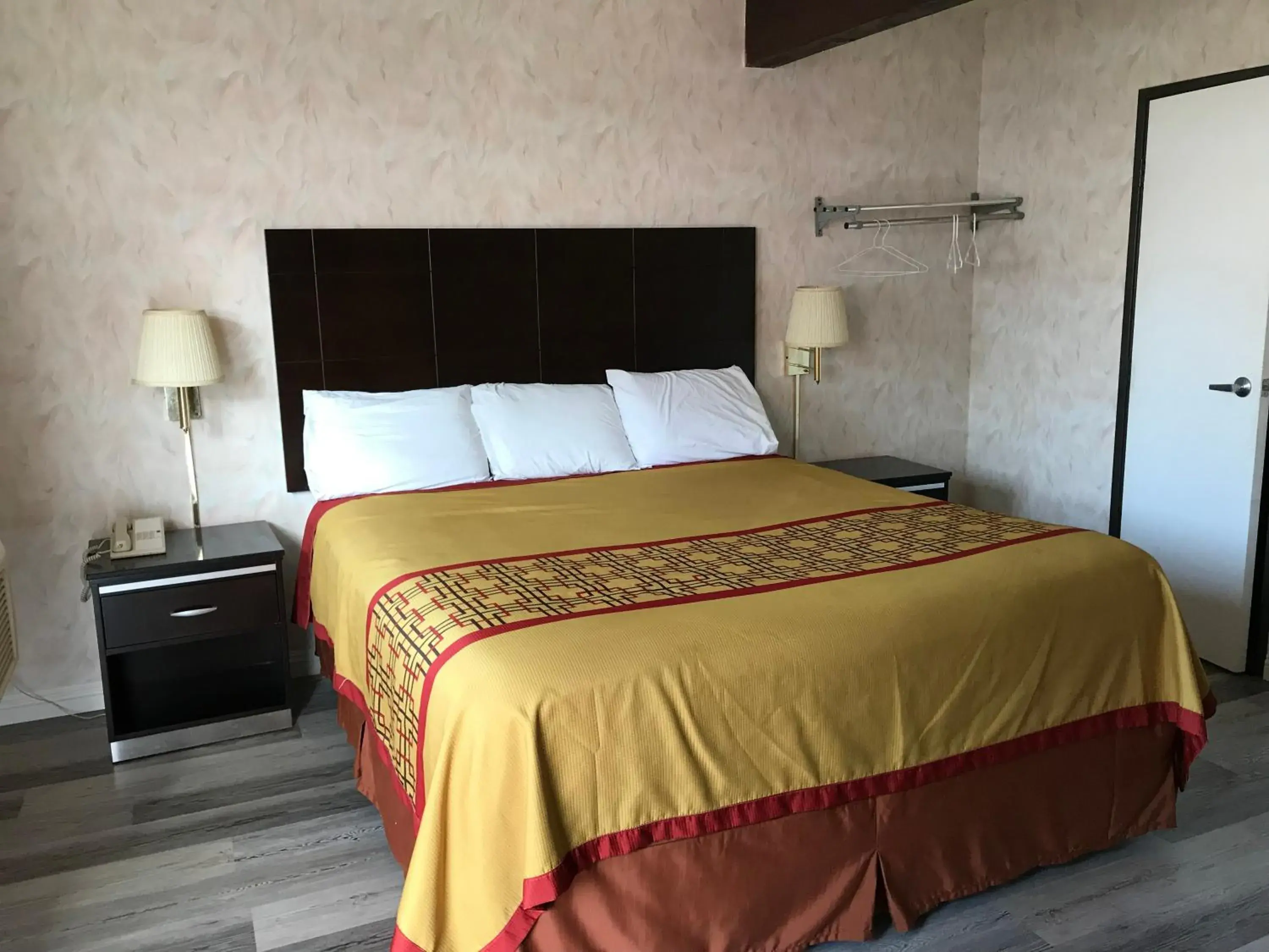 Bed in Manhattan Inn & Suites Bed in Manhattan Inn & Suites