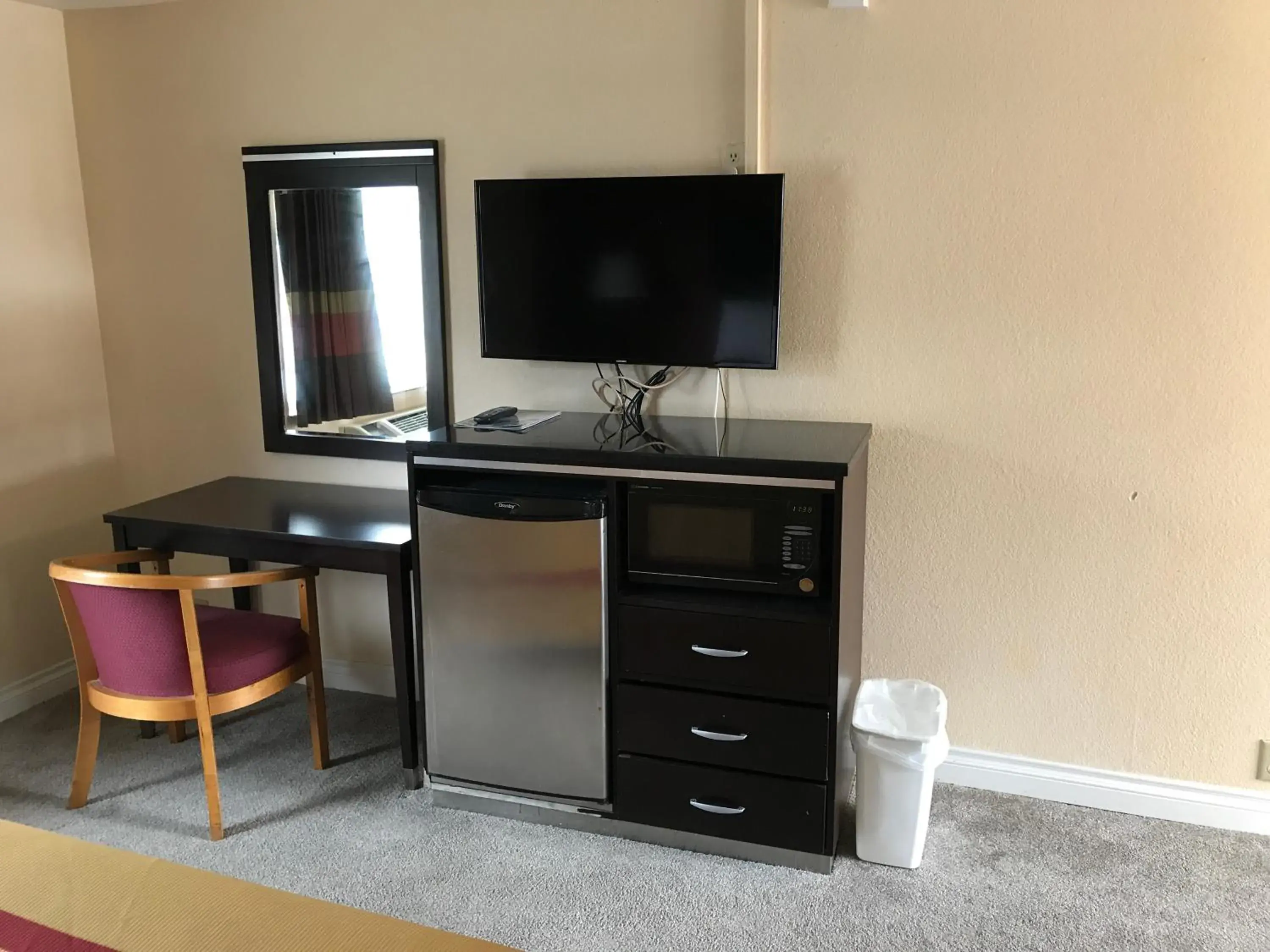 Queen Room - single occupancy - Disability Access in Manhattan Inn & Suites Queen Room - single occupancy - Disability Access in Manhattan Inn & Suites