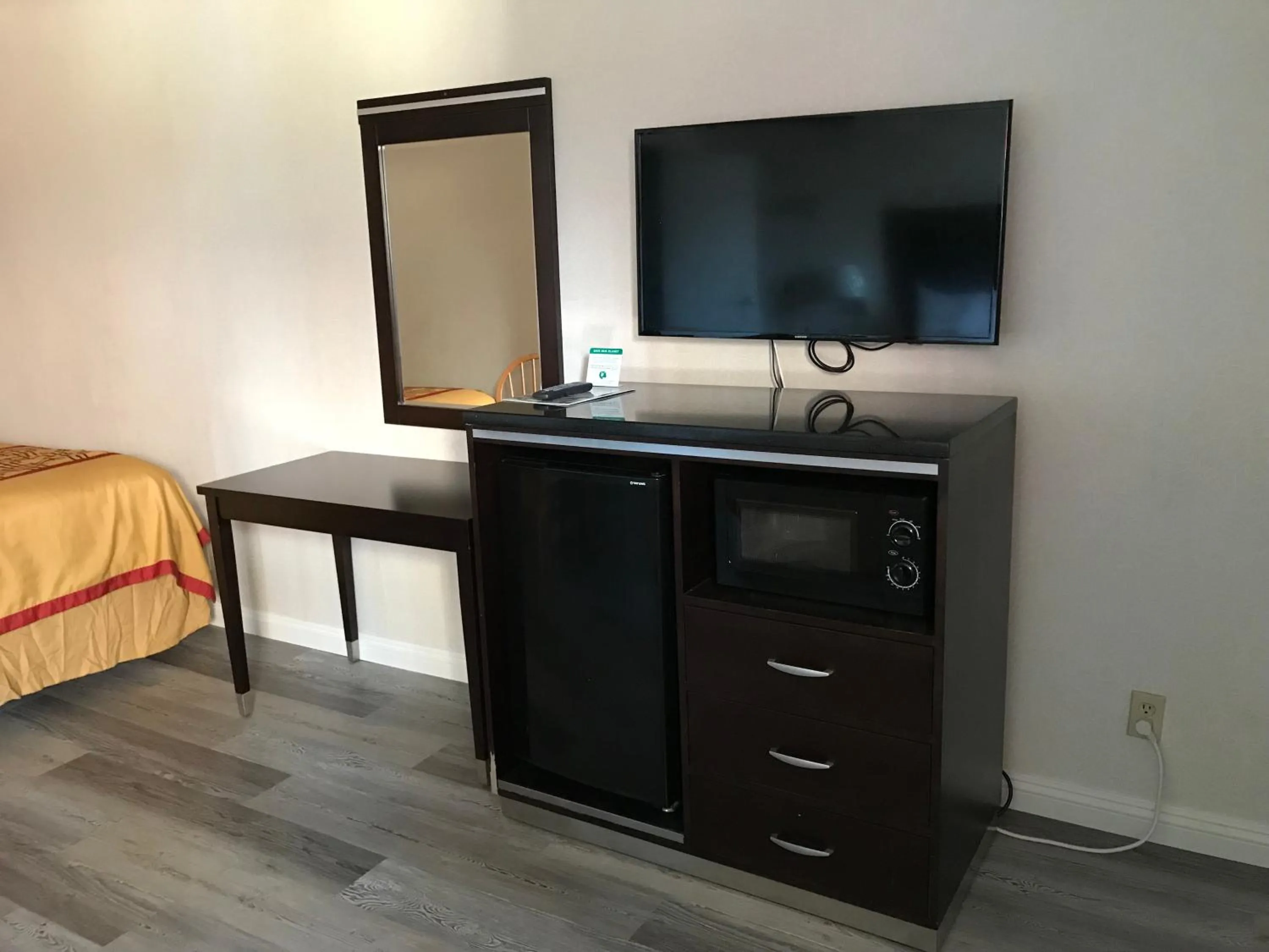 Bed in Manhattan Inn & Suites