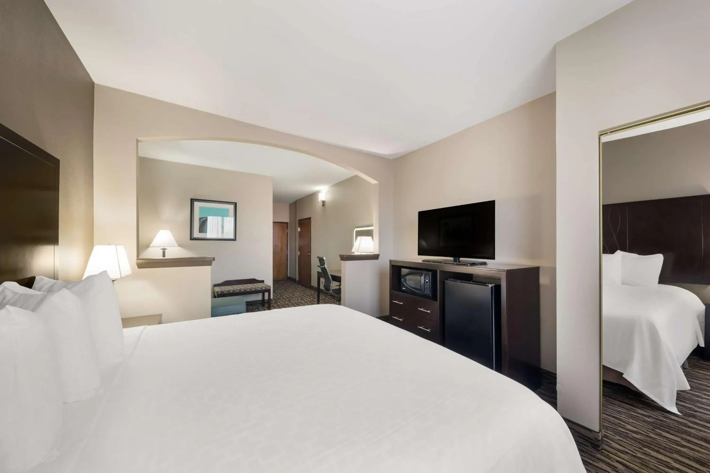 TV and multimedia, Bed in SureStay Plus Hotel by Best Western Plano TV and multimedia, Bed in SureStay Plus Hotel by Best Western Plano