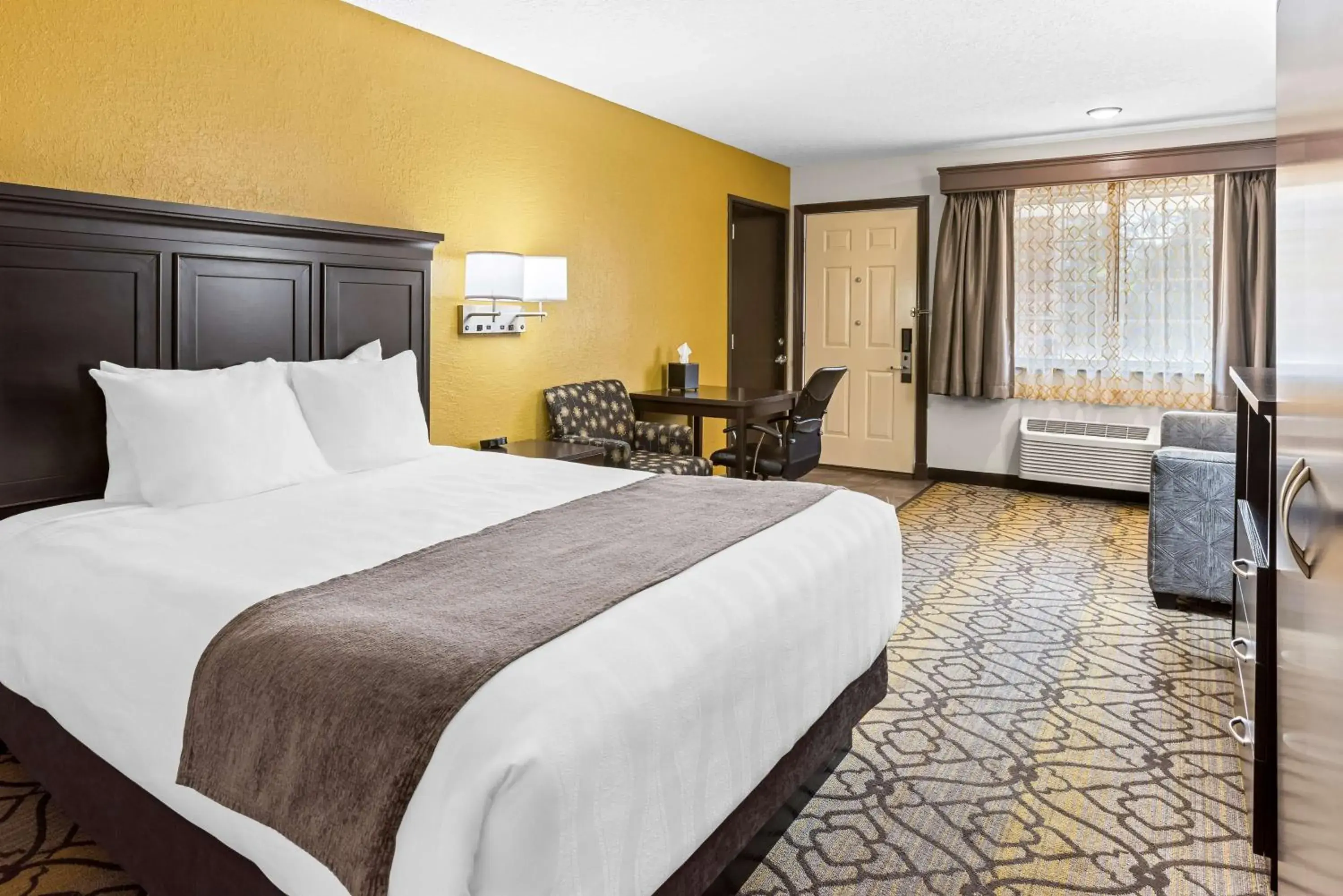 Queen Room - Disability Access - Non Smoking - Roll In Shower in Best Western of Harbor Springs Queen Room - Disability Access - Non Smoking - Roll In Shower in Best Western of Harbor Springs