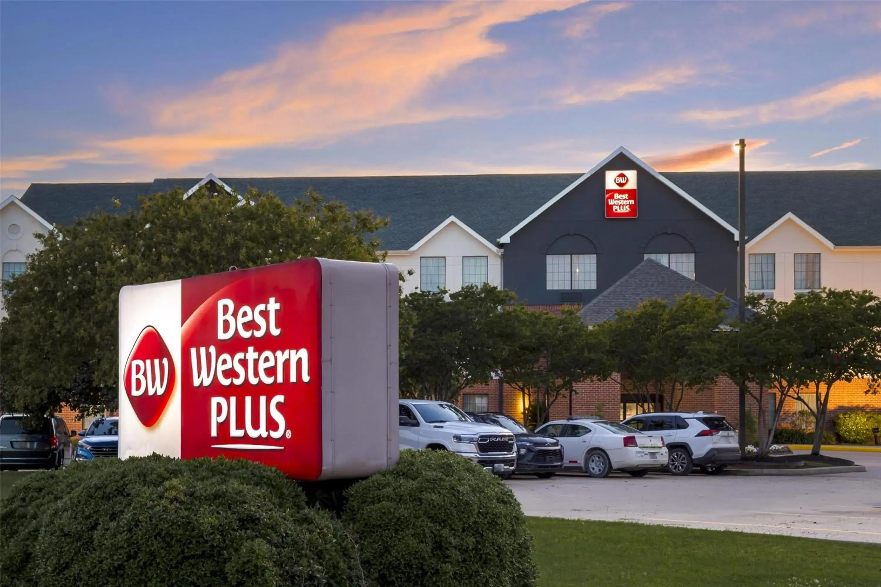 Property building in Best Western Plus Executive Hotel & Suites Property building in Best Western Plus Executive Hotel & Suites