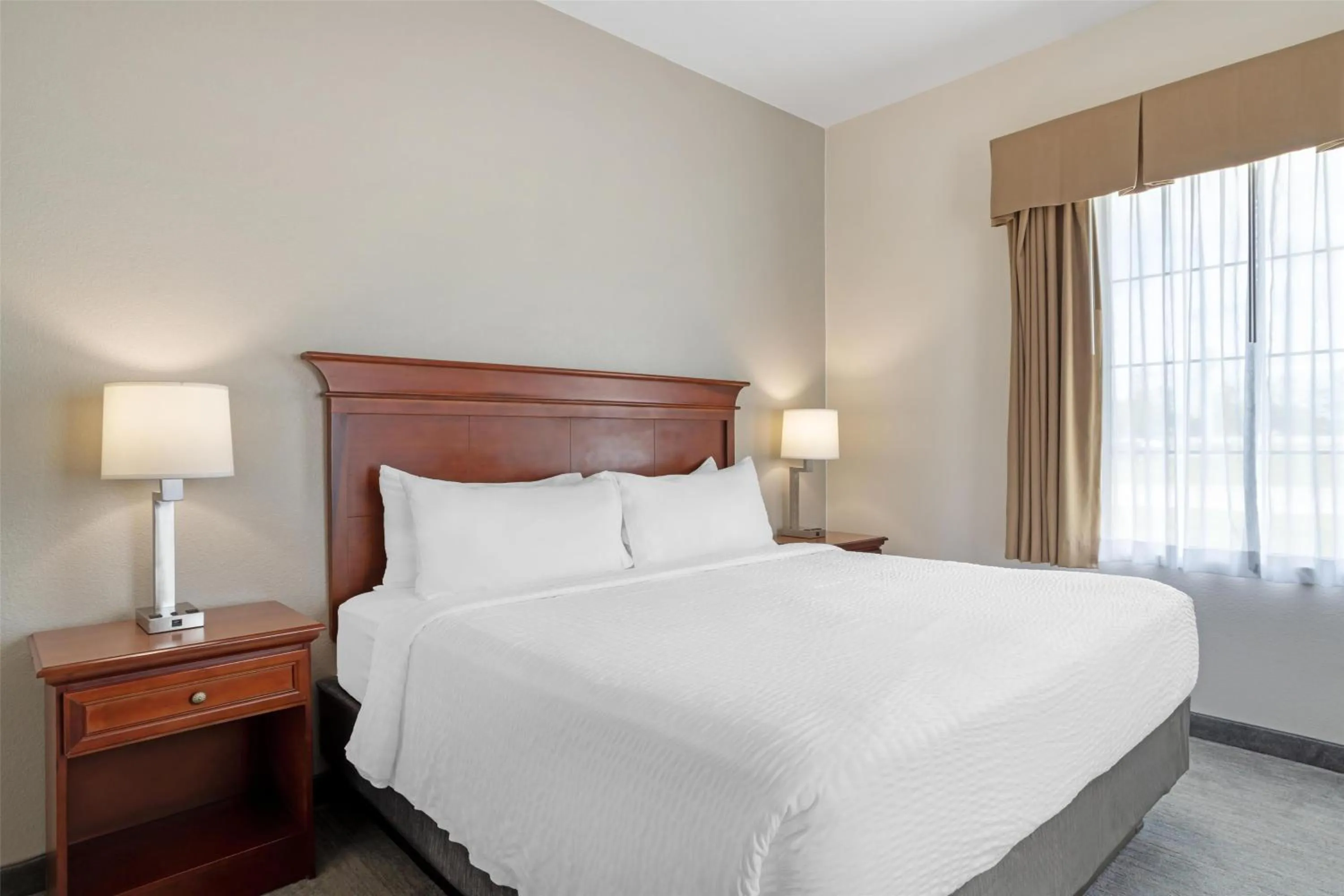 Bedroom, Bed in Best Western Plus Executive Hotel & Suites