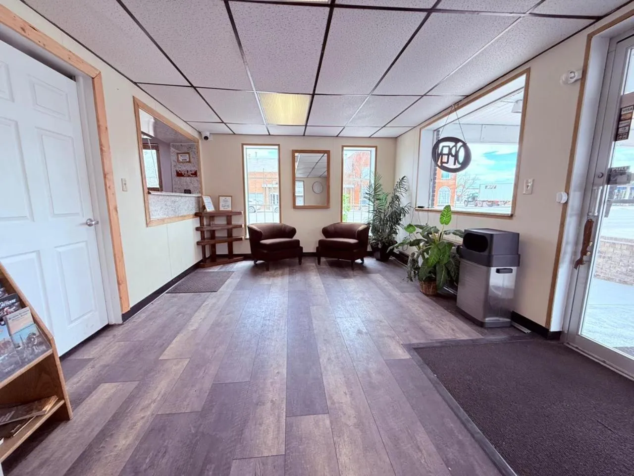 Seating area in Tomahawk Motor Lodge By OYO Riverton US-26