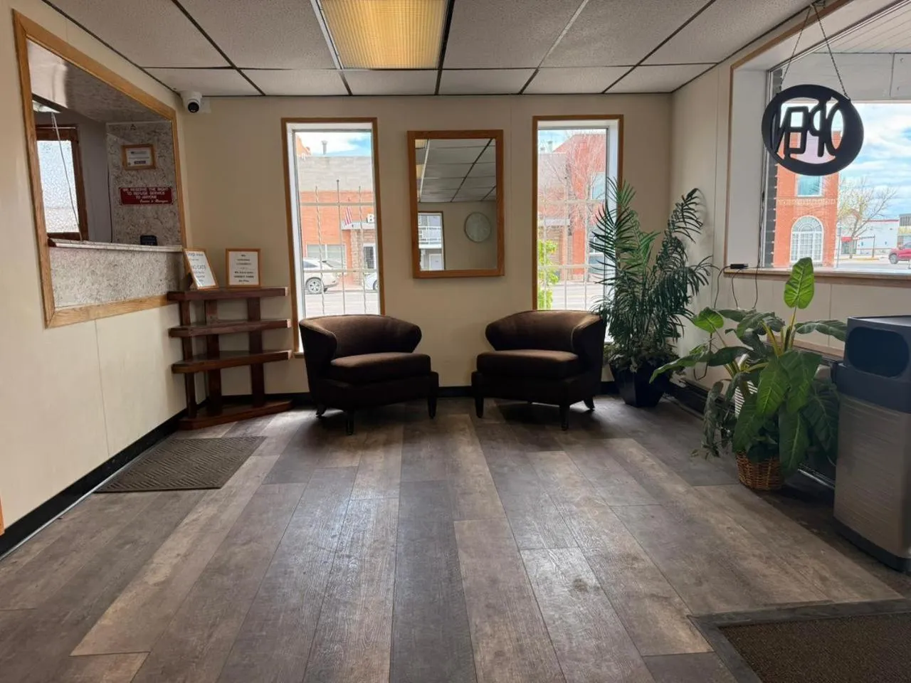 Seating area in Tomahawk Motor Lodge By OYO Riverton US-26