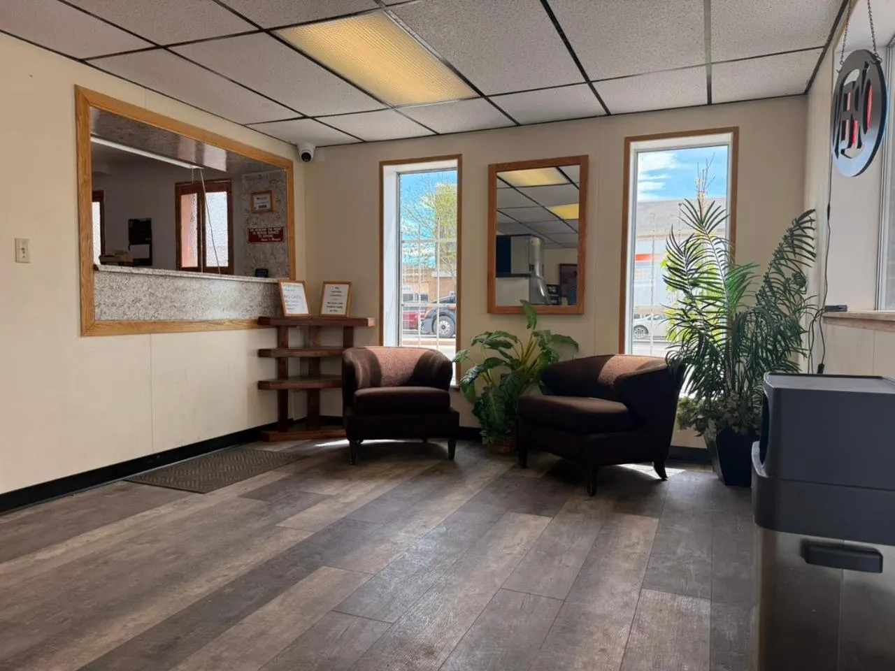 Seating area in Tomahawk Motor Lodge By OYO Riverton US-26