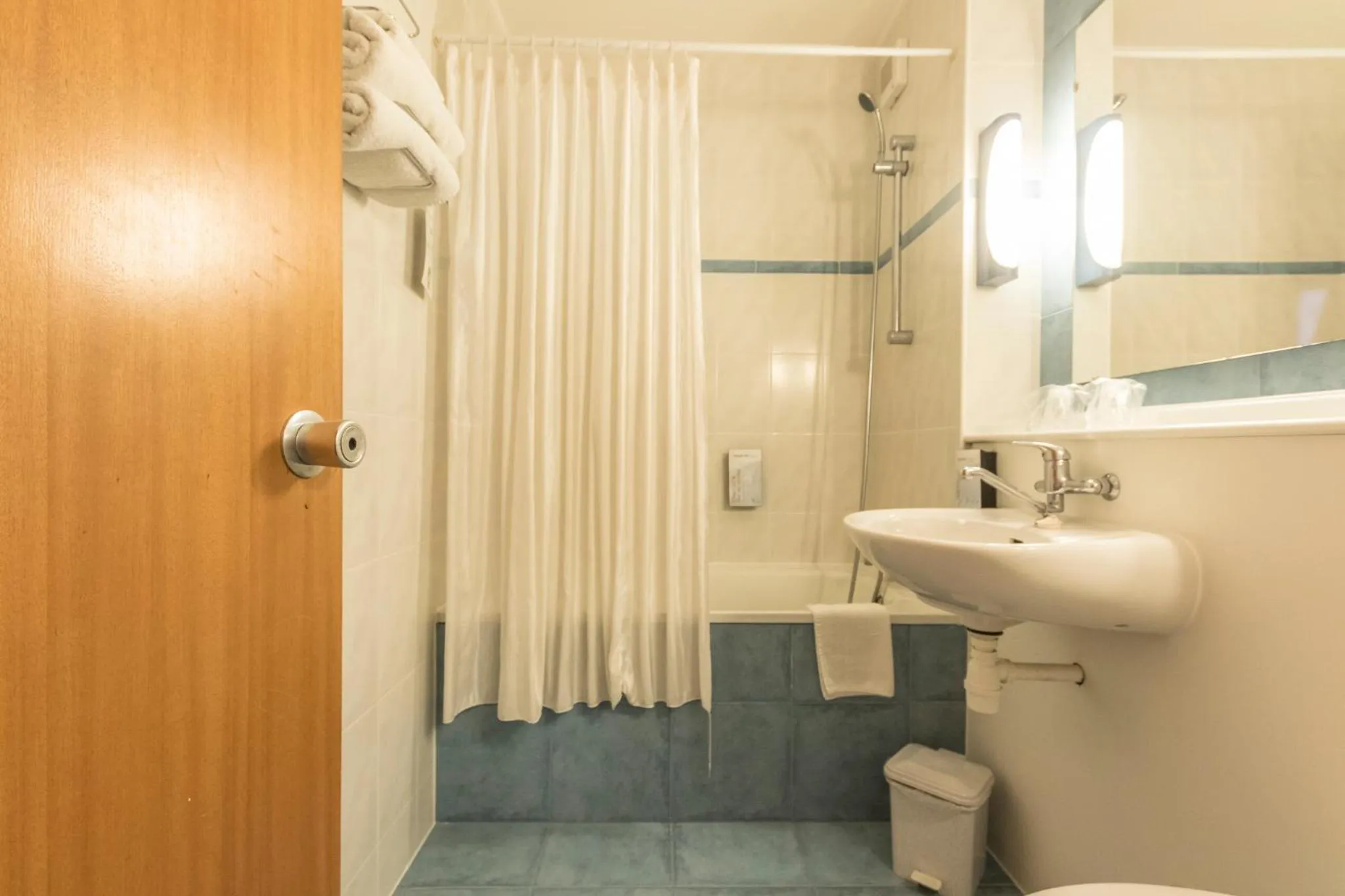 Bathroom in Campanile Setubal - Lisboa Sul