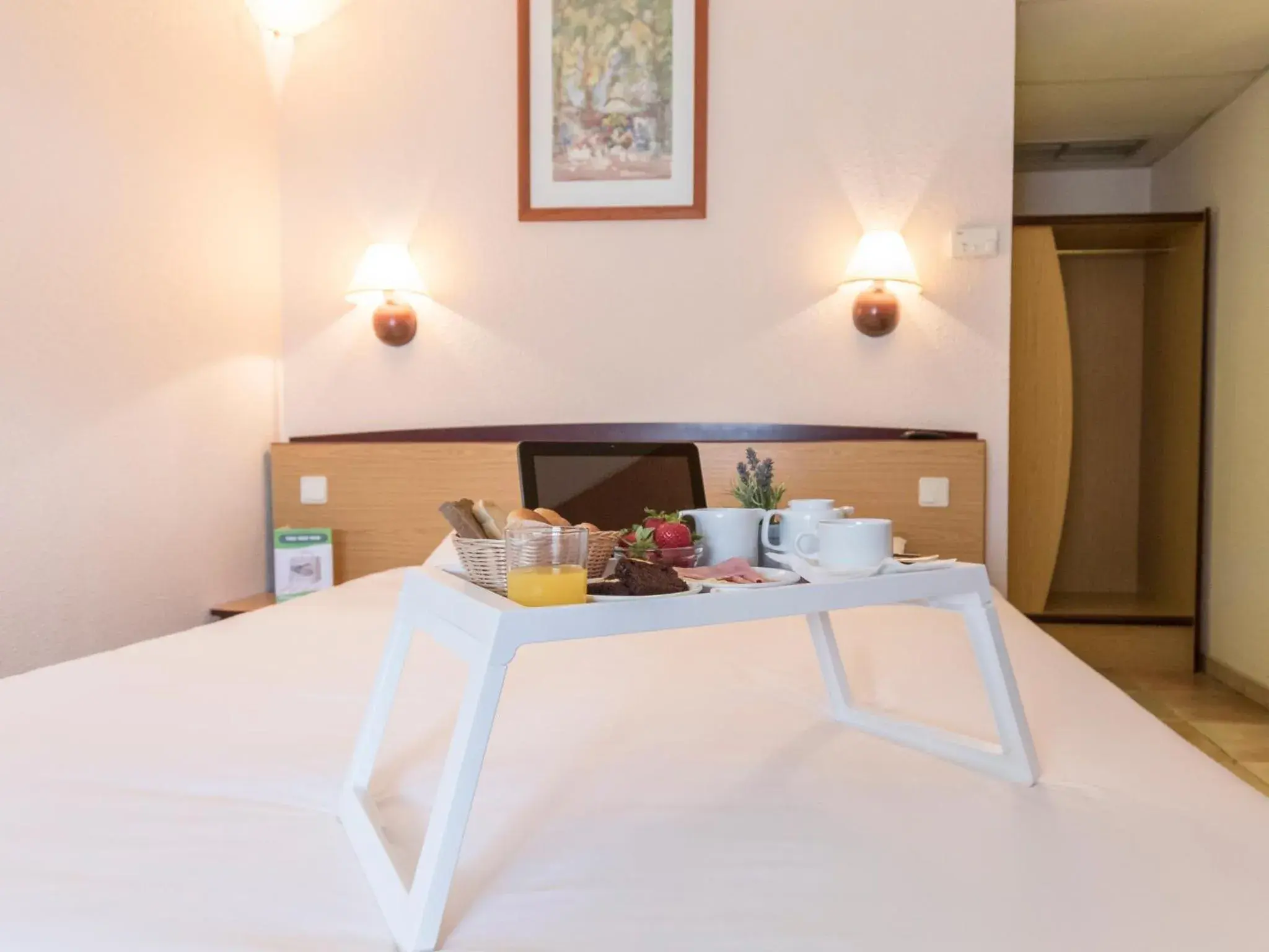 Continental breakfast, Bed in Campanile Lisboa Sud - Setubal Continental breakfast, Bed in Campanile Lisboa Sud - Setubal