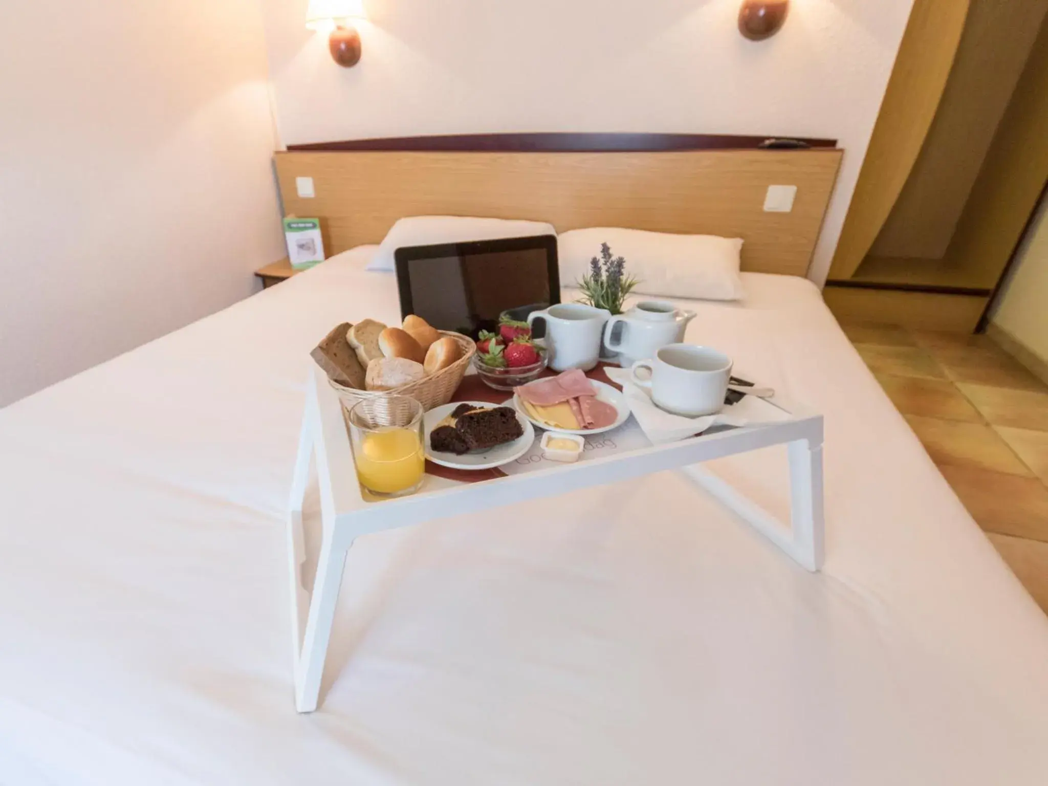 Continental breakfast, Bed in Campanile Lisboa Sud - Setubal Continental breakfast, Bed in Campanile Lisboa Sud - Setubal