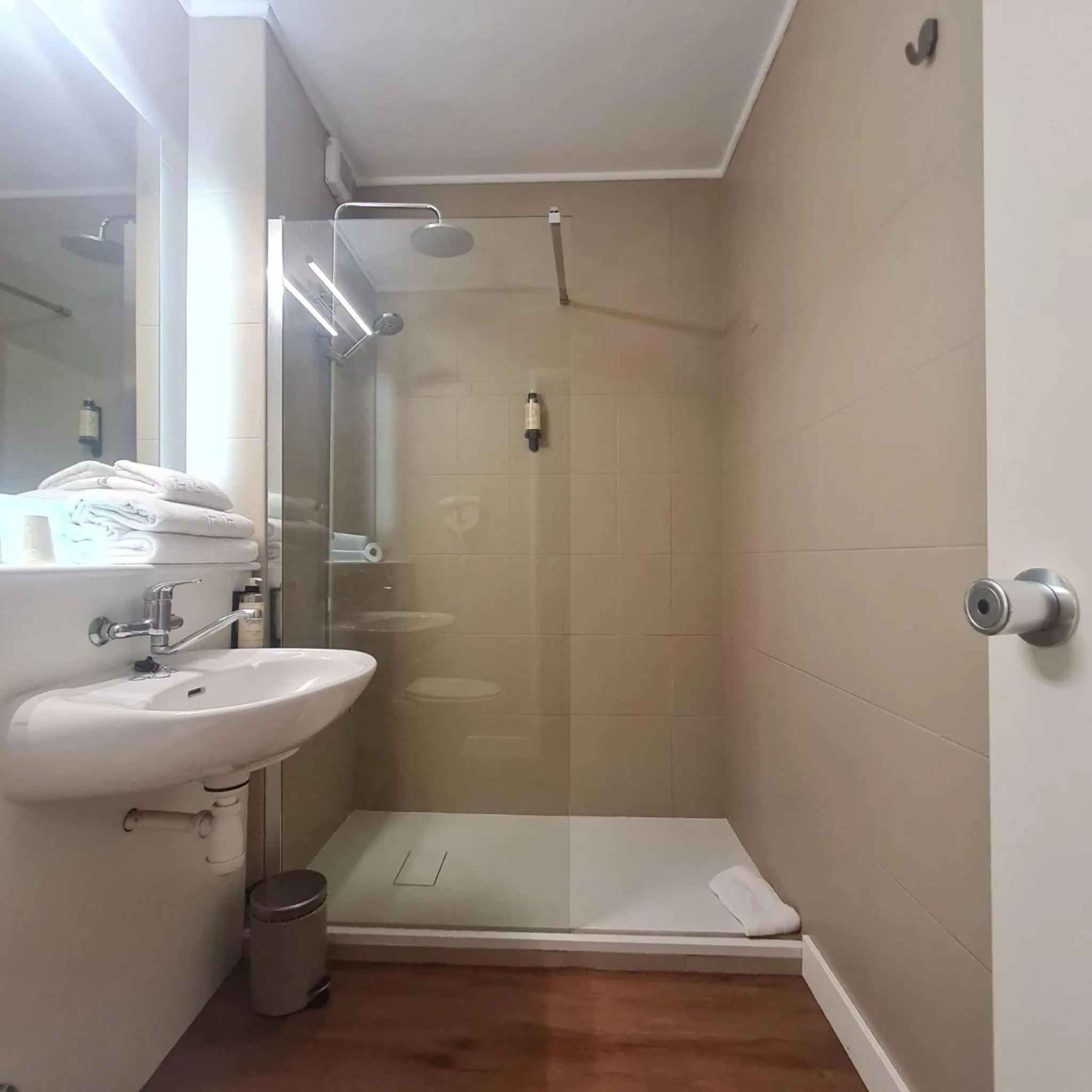 Bathroom in Hotel Campanile Setubal