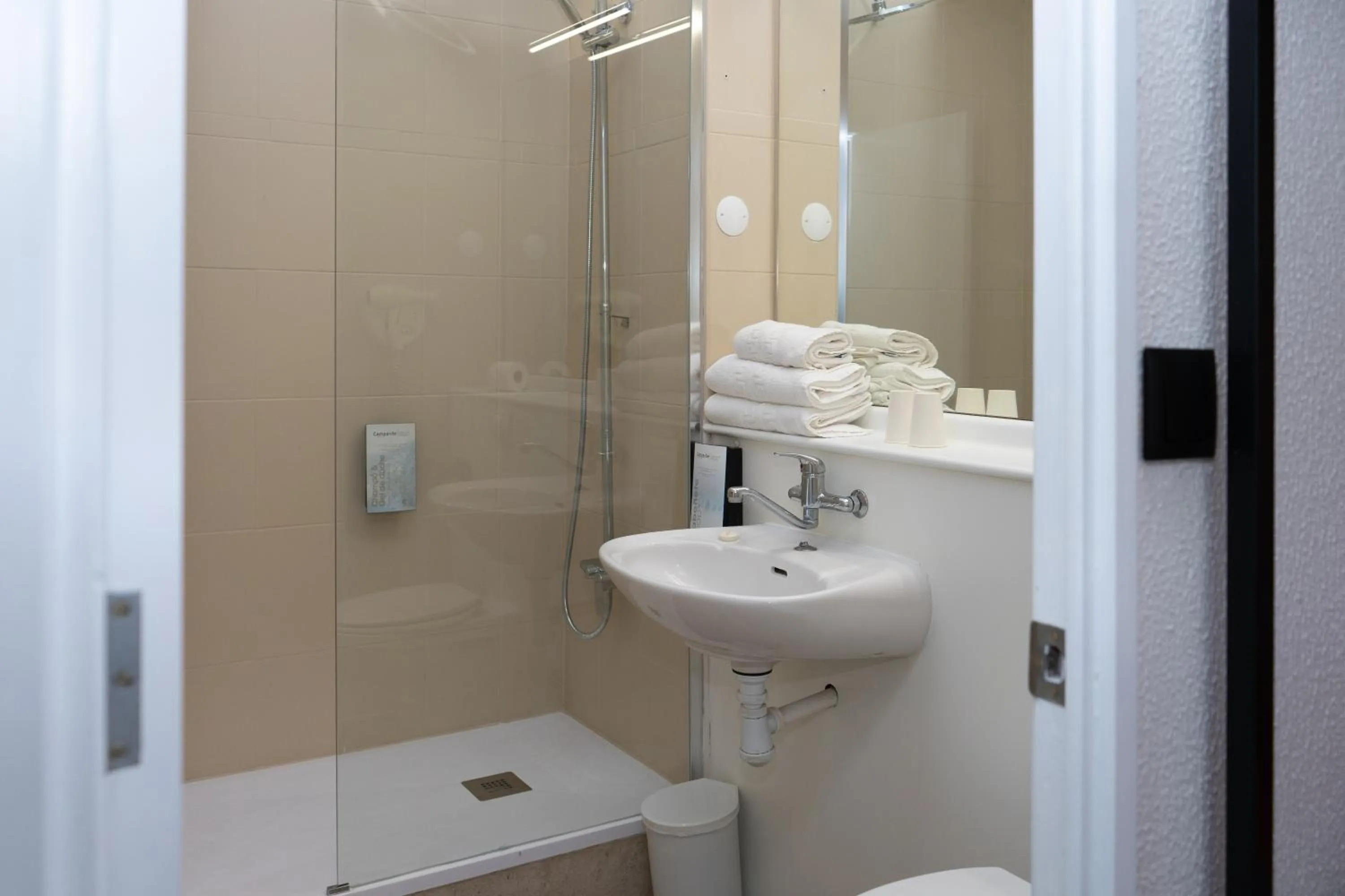 Bathroom in Campanile Setubal - Lisboa Sul