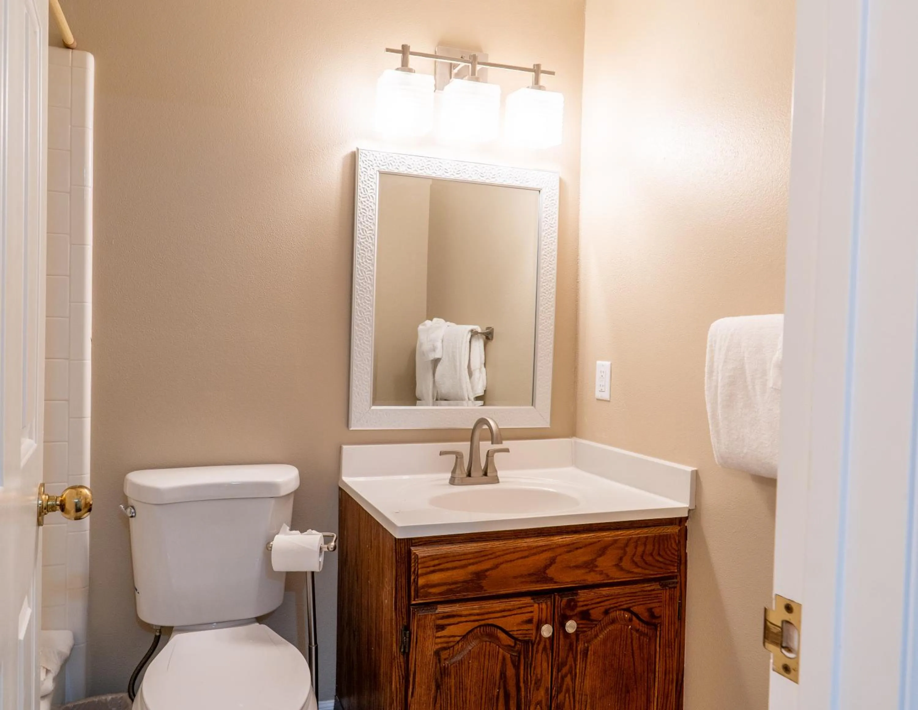 Road Creek Inn