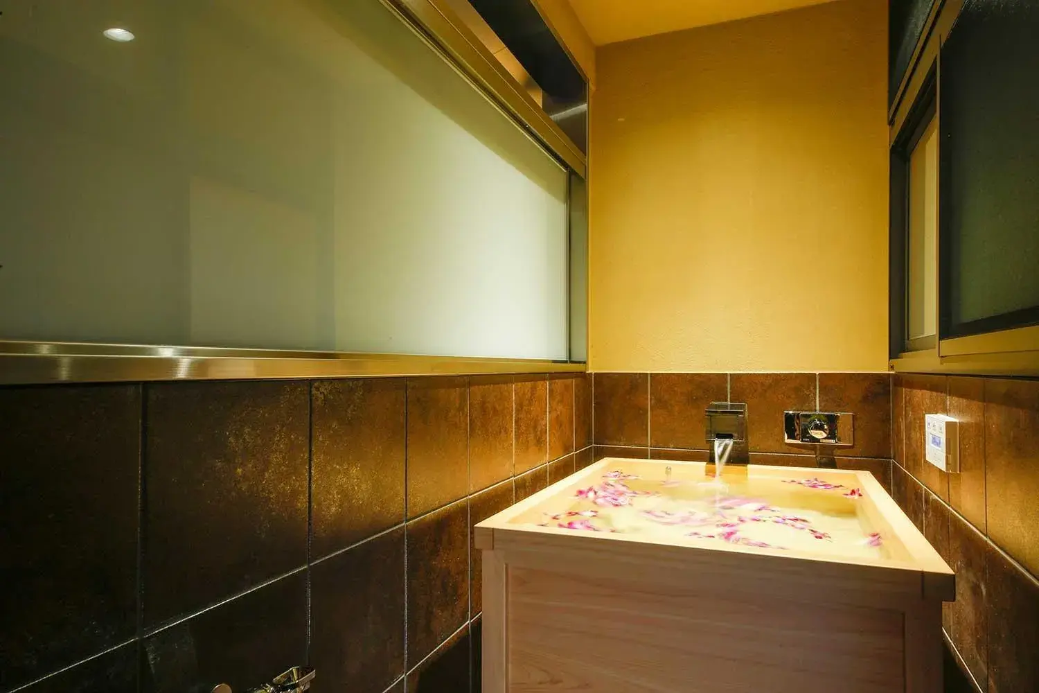 Quadruple Room with Private External Bathroom in Yuraku Kinosaki Spa & Gardens Quadruple Room with Private External Bathroom in Yuraku Kinosaki Spa & Gardens