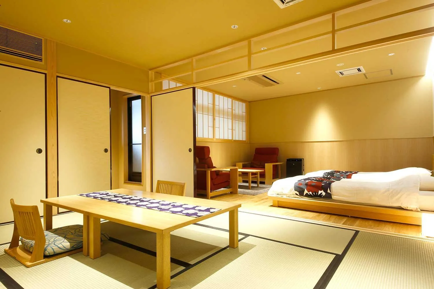 Bed in Yuraku Kinosaki Spa & Gardens