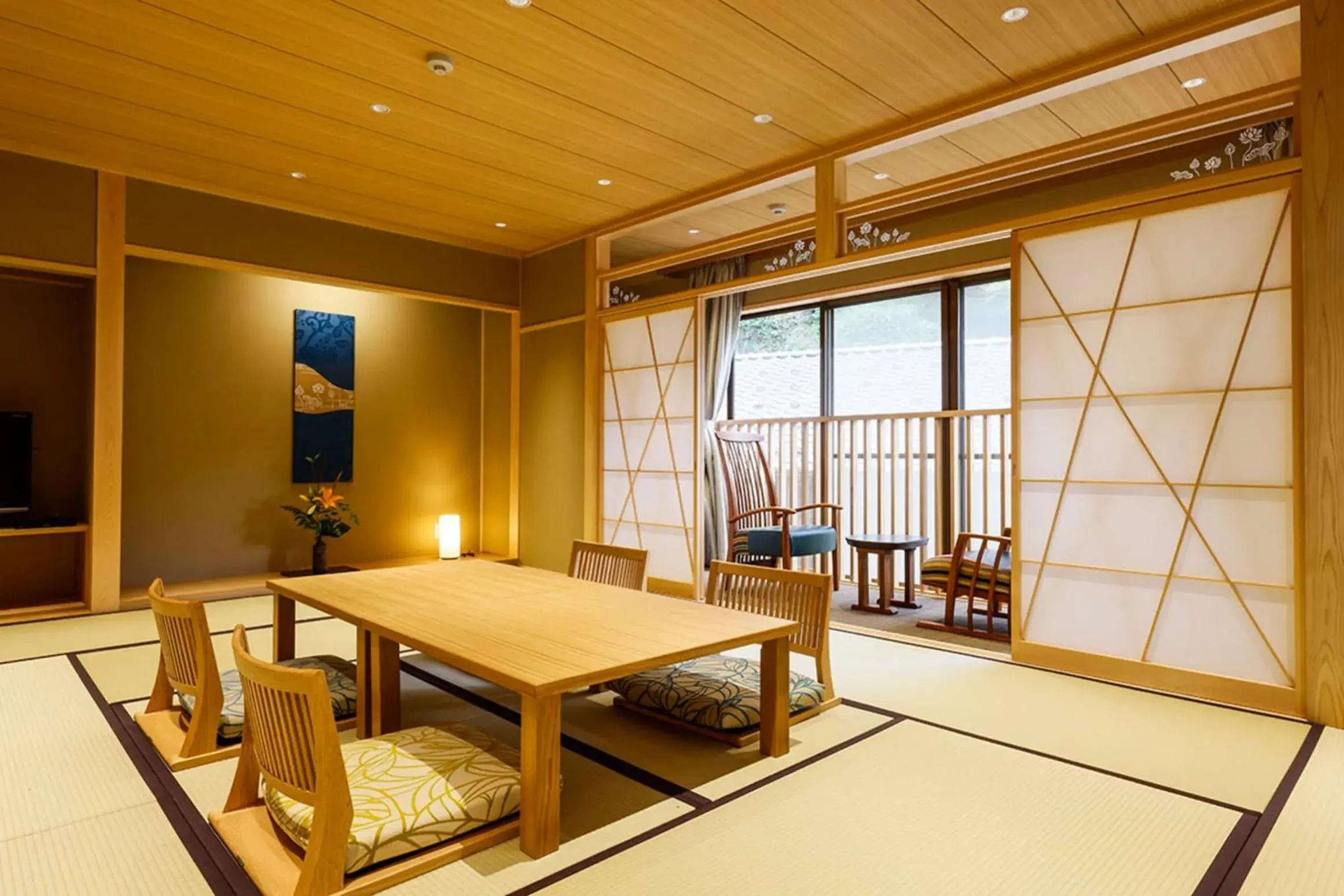 Japanese-Style Superior Room with Shared Bathroom in Yuraku Kinosaki Spa & Gardens Japanese-Style Superior Room with Shared Bathroom in Yuraku Kinosaki Spa & Gardens