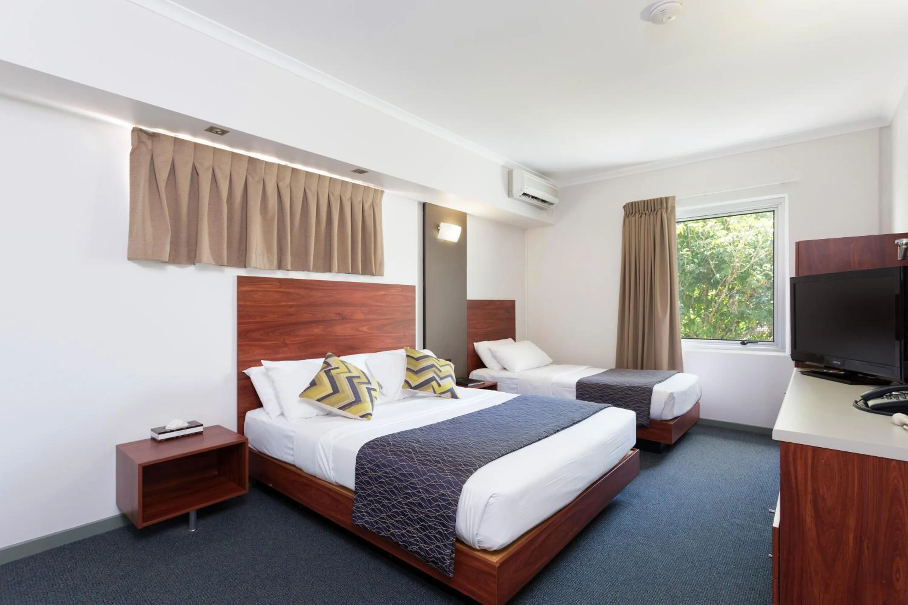 Photo of the whole room, Bed in Rocklea International Motel